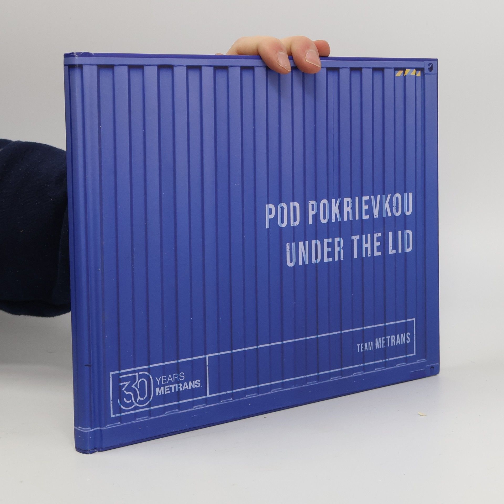 Autores varios Pod pokrievkou/Under the Lid