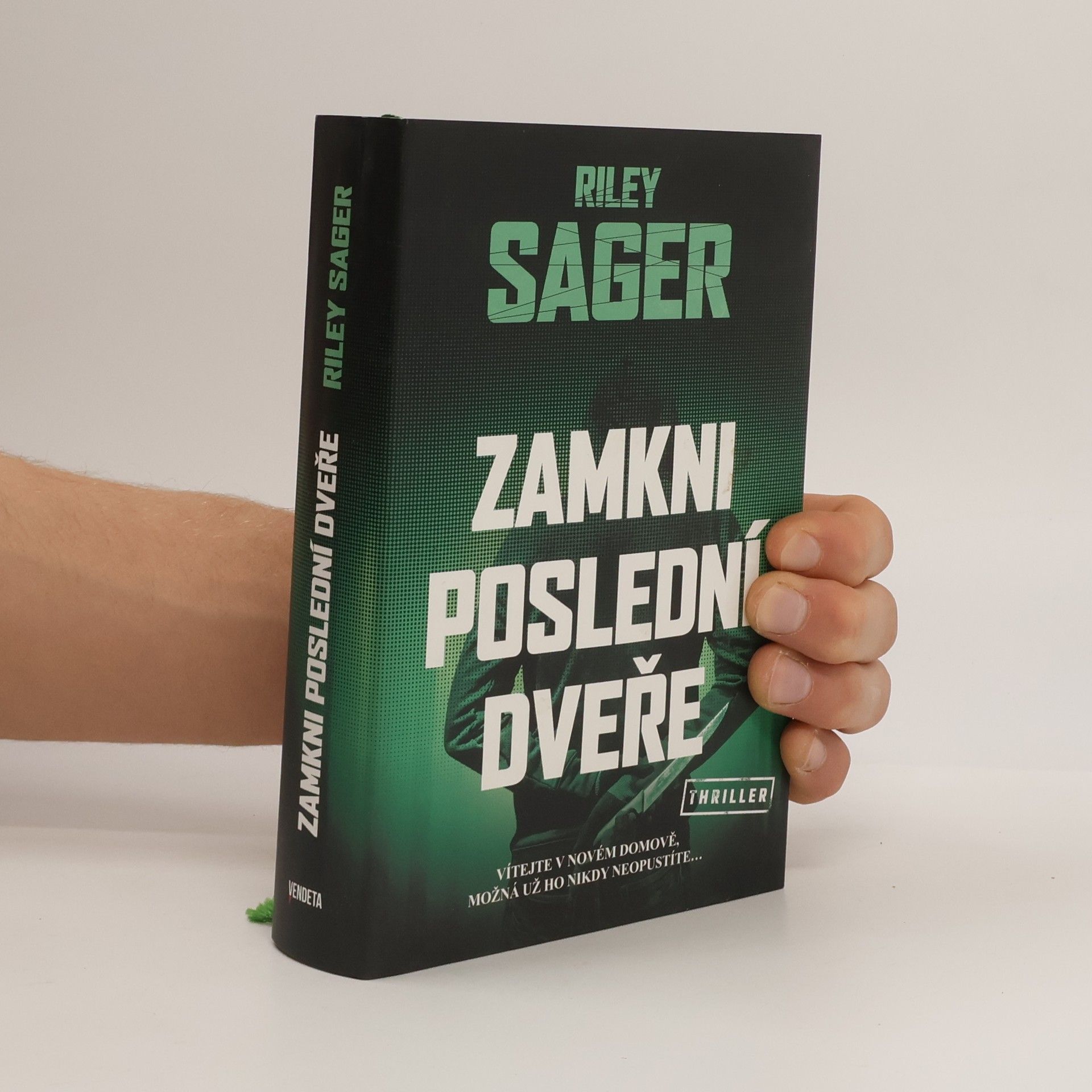 Riley Sager Zamkni poslední dveře