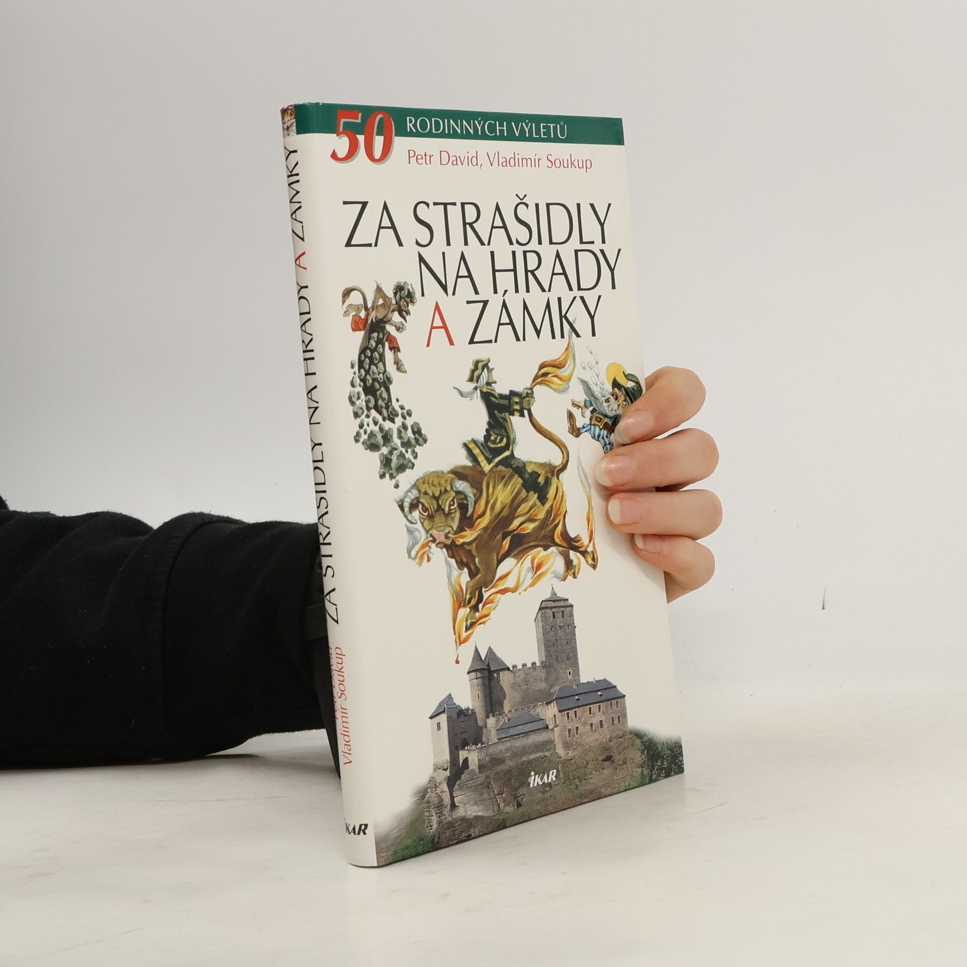 Petr David Za strašidly na hrady a zámky