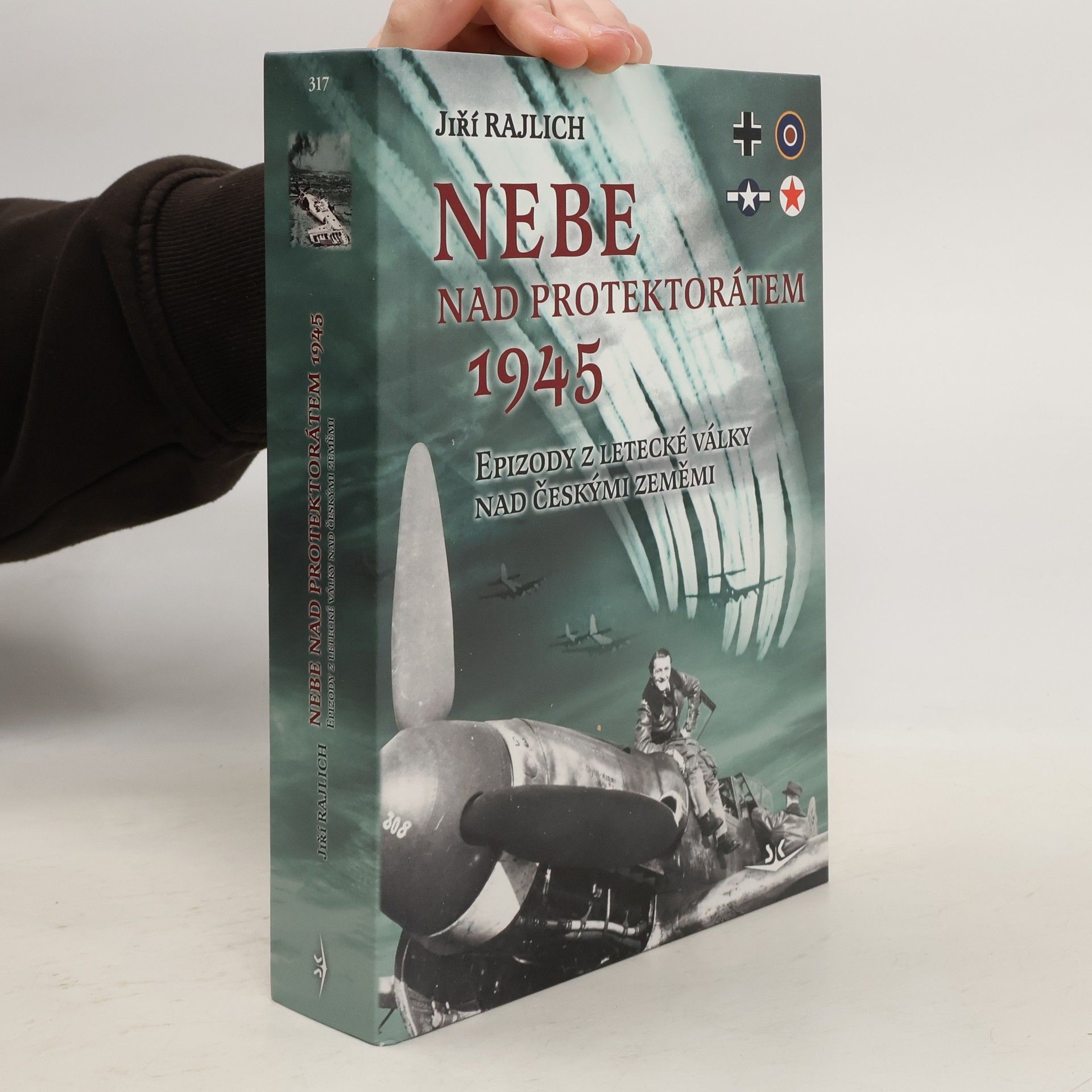Jiří Rajlich Nebe nad protektorátem 1945: Epizody z letecké války nad českými zeměmi