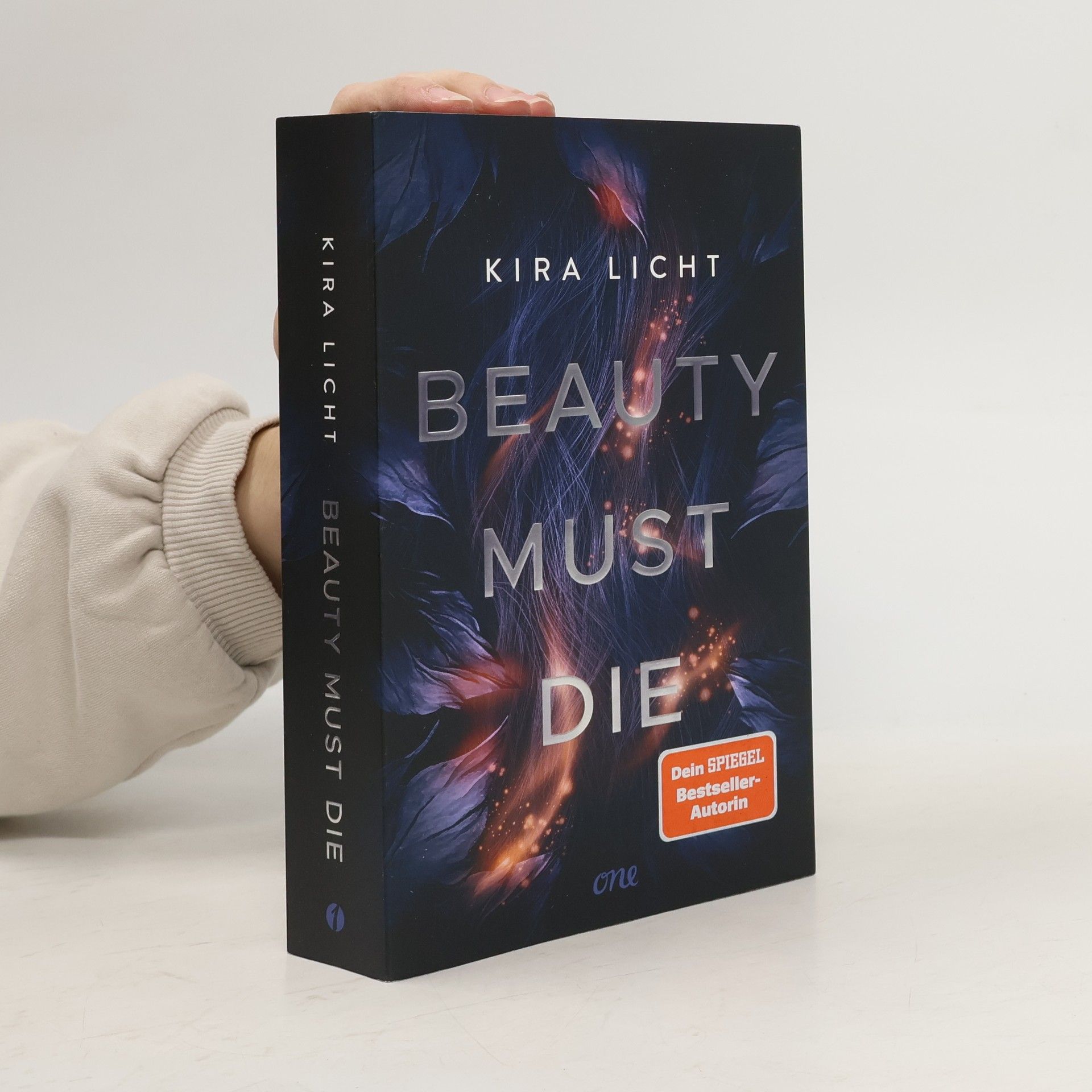 Kira Licht Beauty Must Die