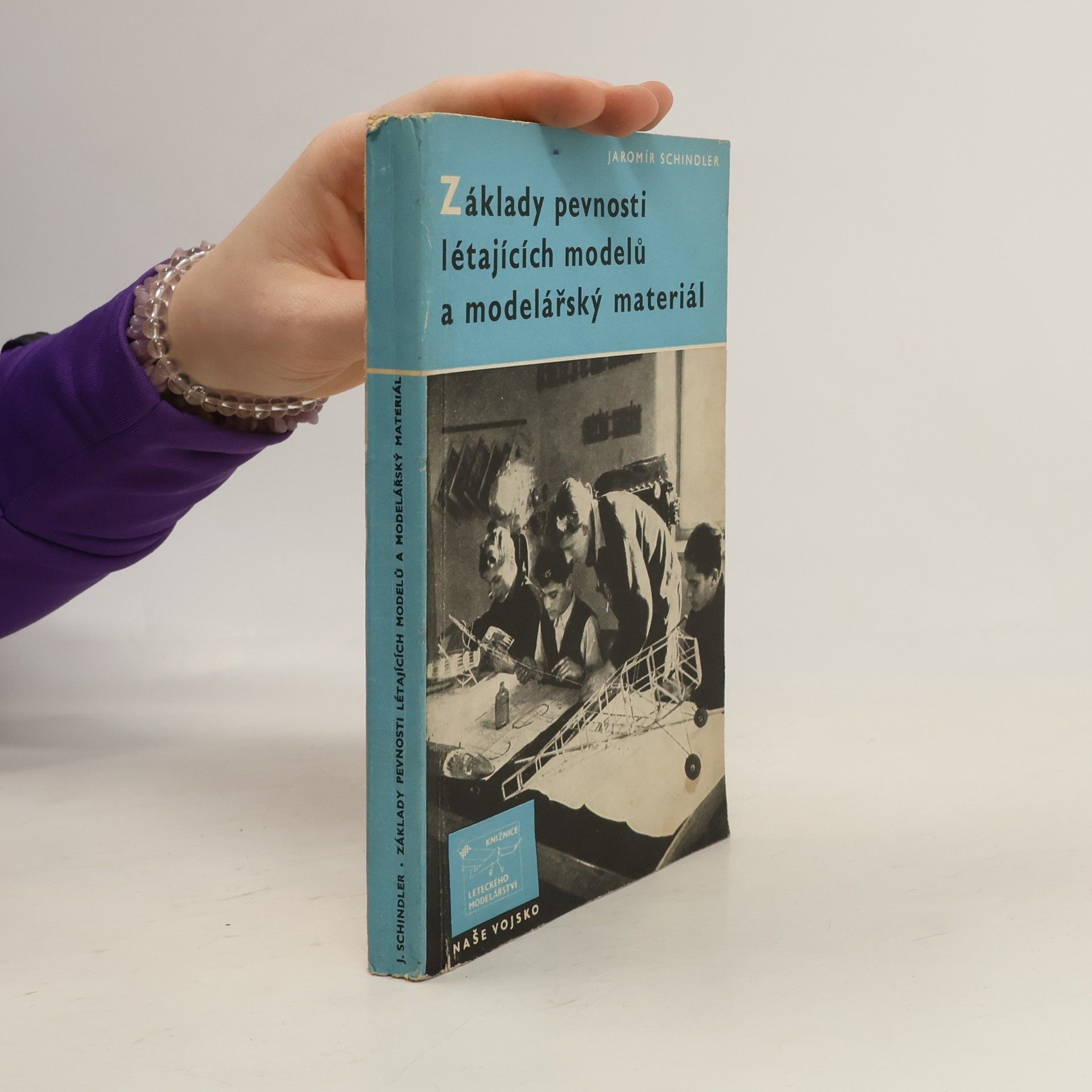 Jaromír Schindler Základy pevnosti létajících modelů a modelářský materiál