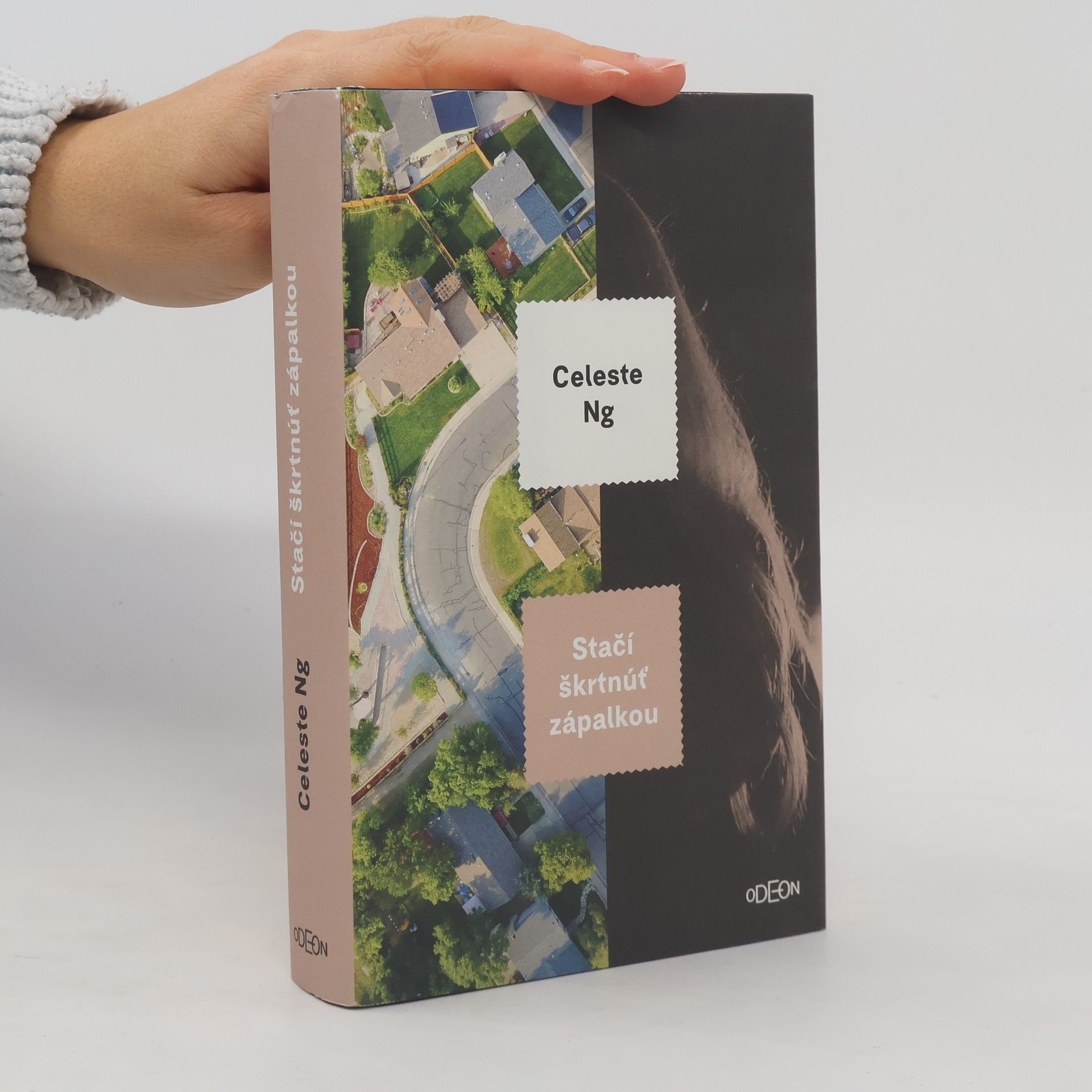 Celeste Ng Stačí škrtnúť zápalkou
