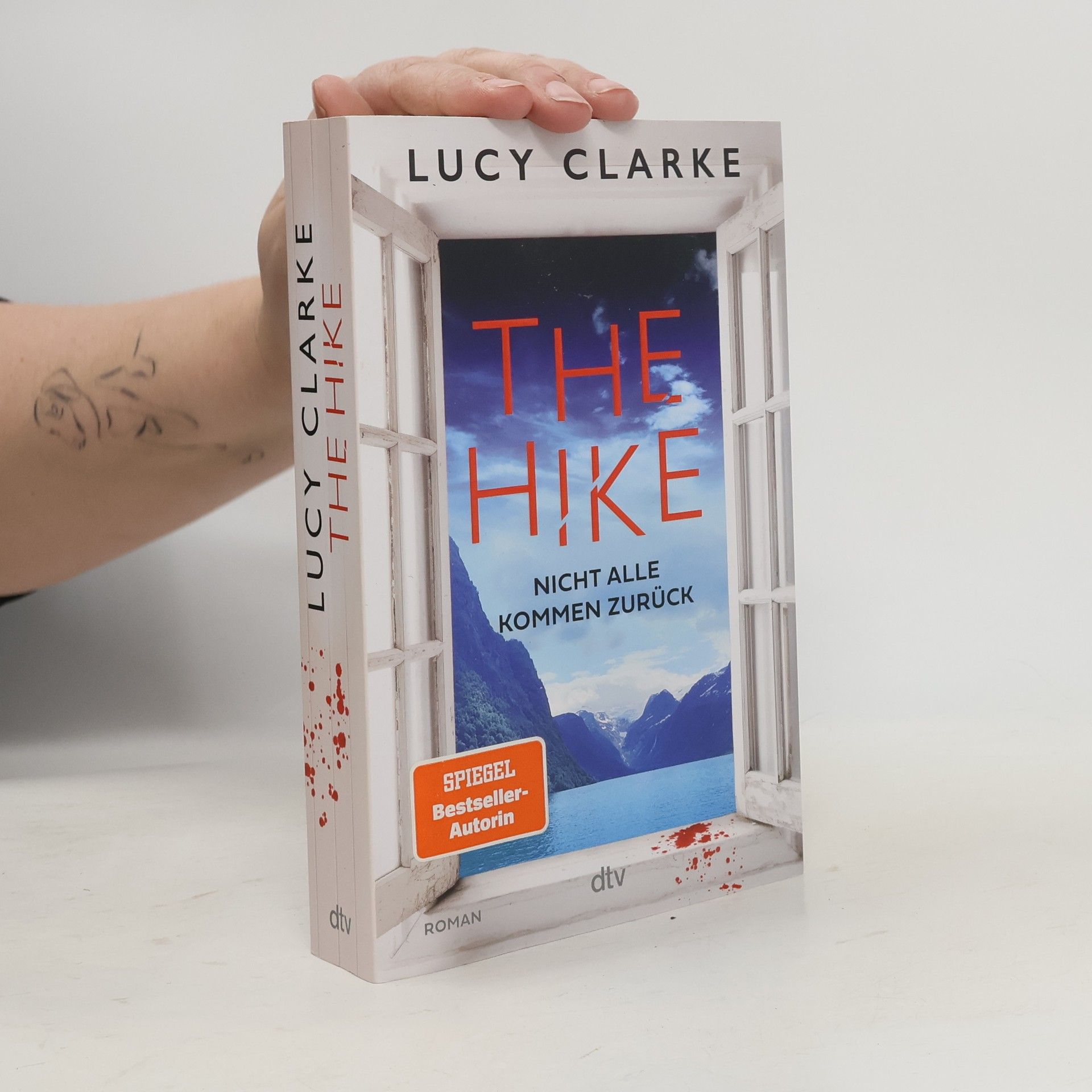 Lucy Clarke The Hike
