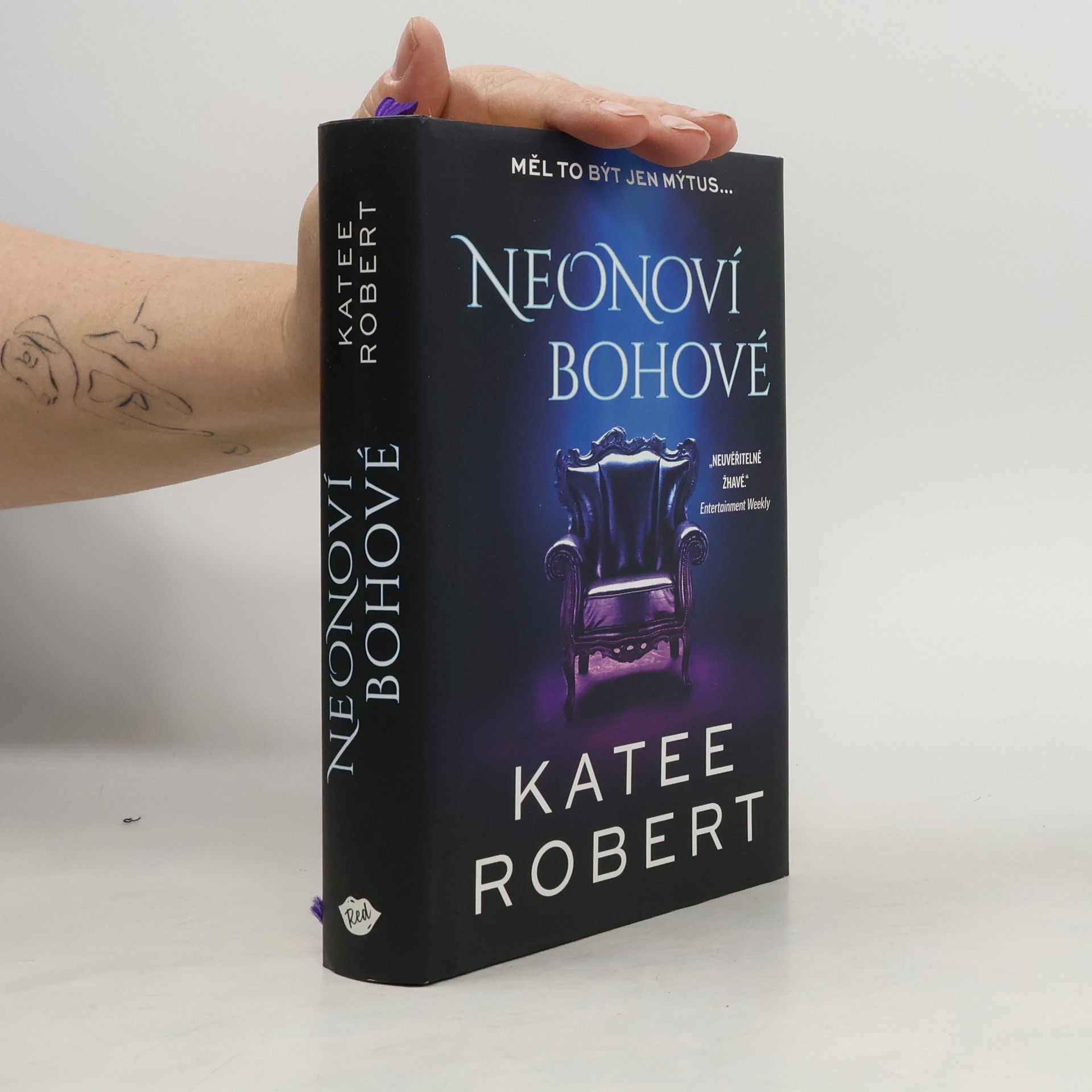 Katee Robert Neonoví bohové