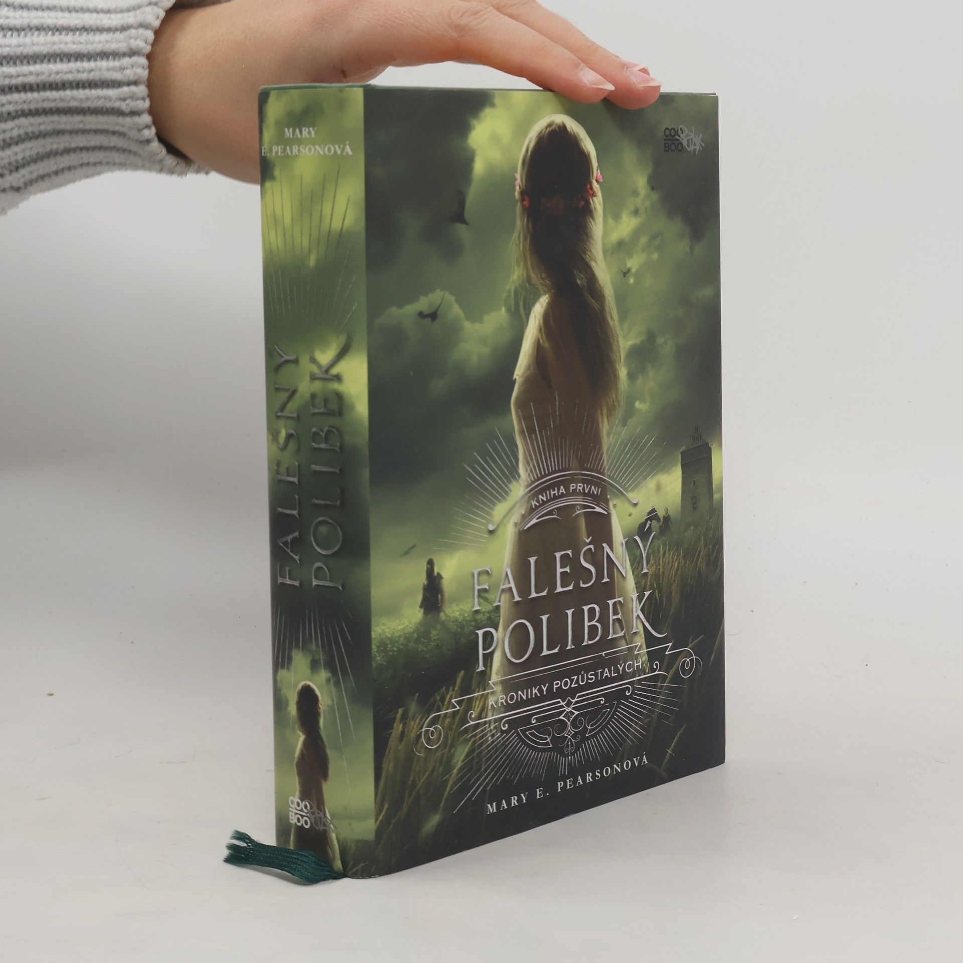 Mary E. Pearson Kroniky pozůstalých. Kniha první, Falešný polibek