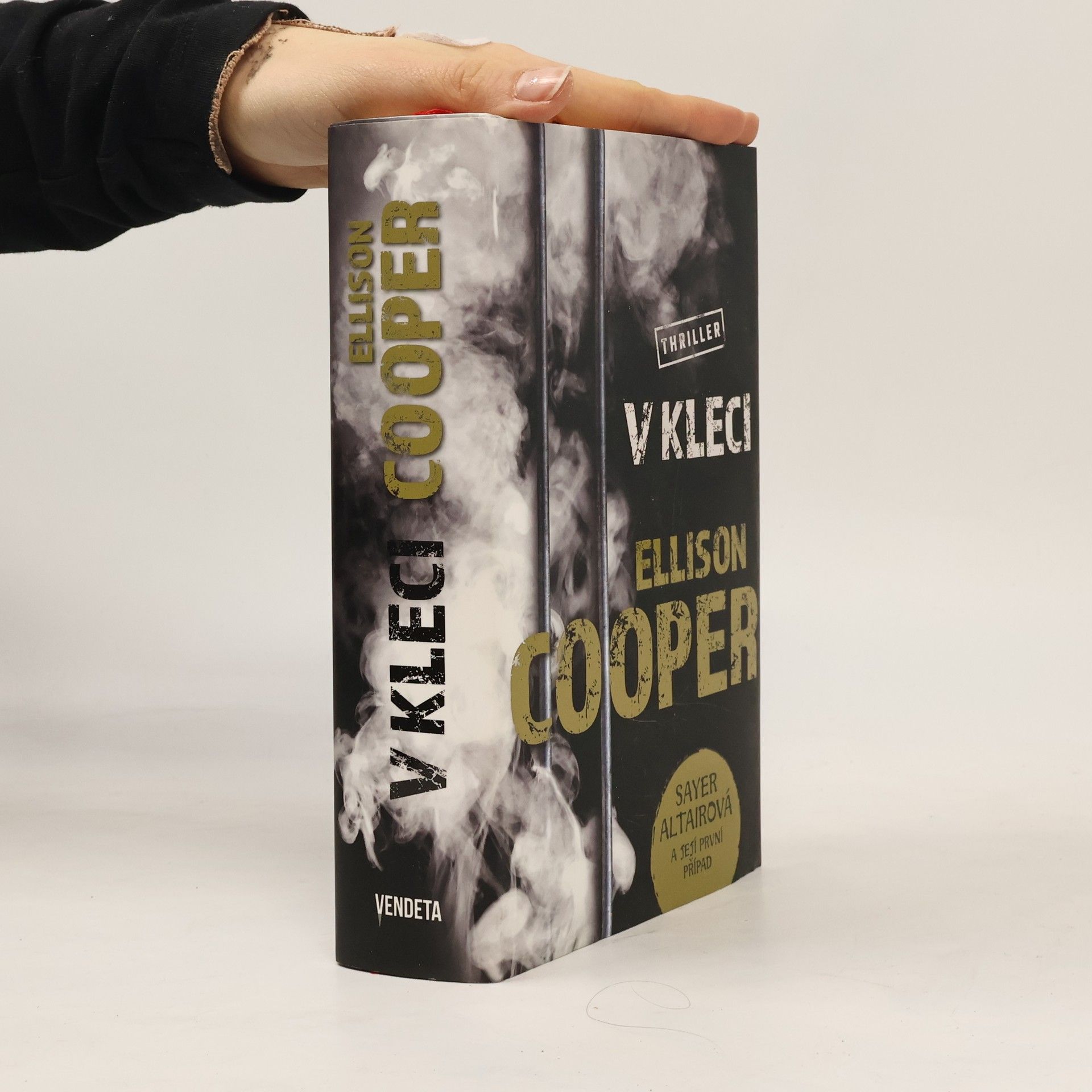 Ellison Cooper V kleci