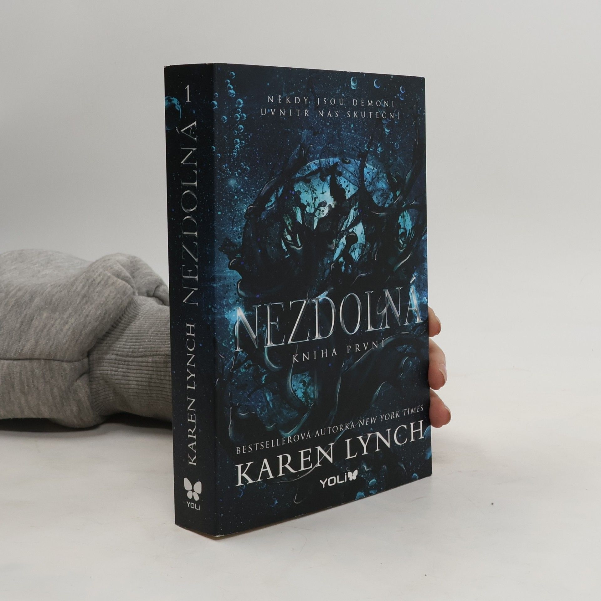 Karen Lynch Nezdolná. Kniha první