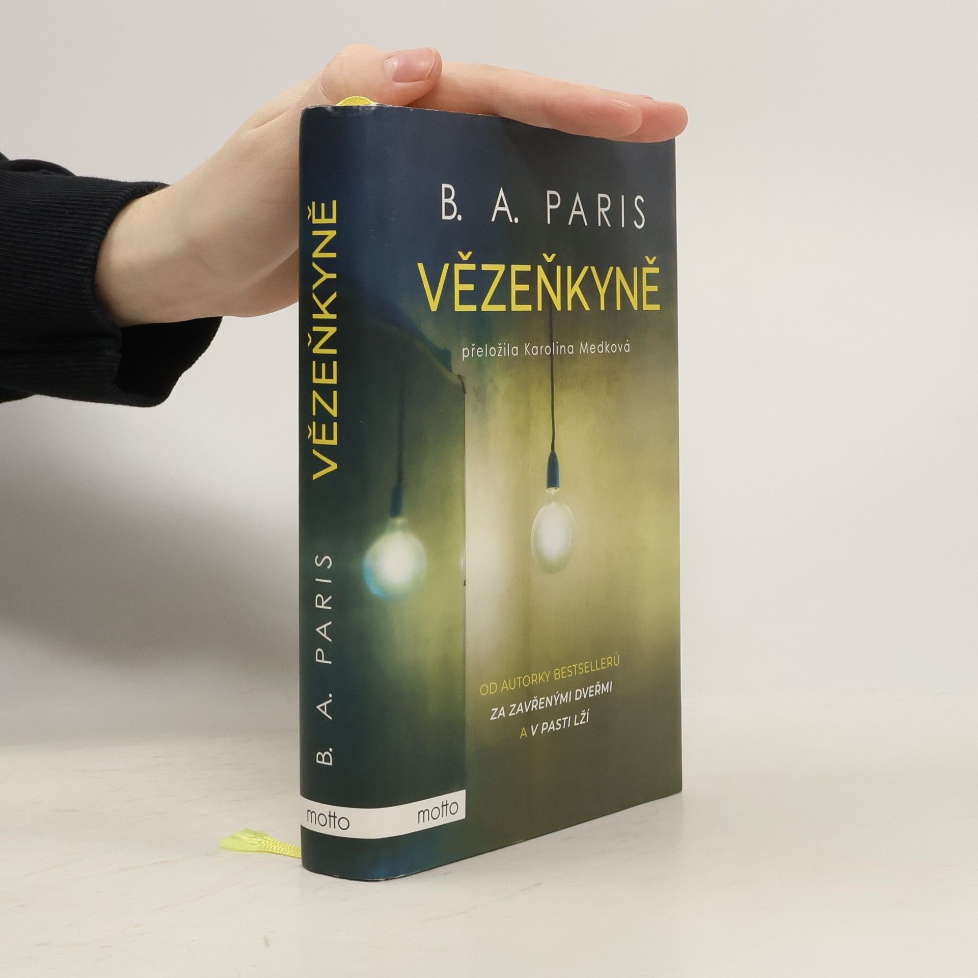 B. A. Paris Vězenkyně