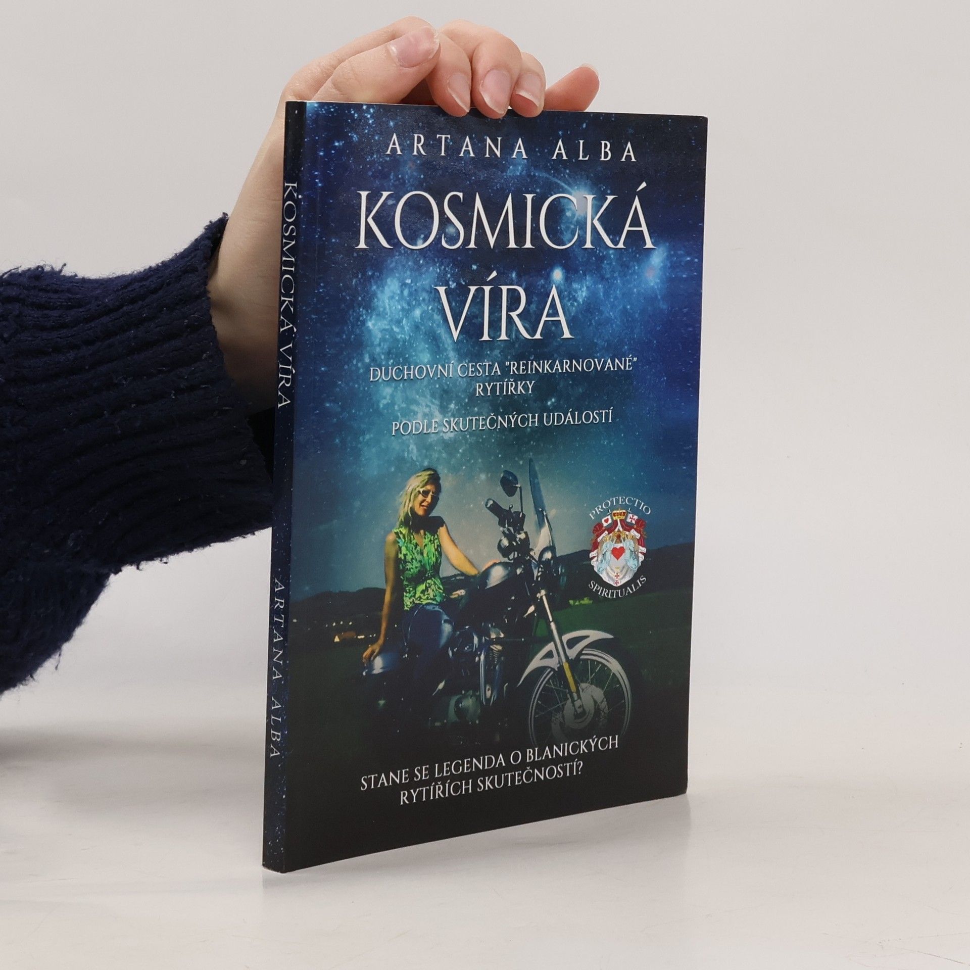 Kosmická víra: Duchovní cesta "reinkarnované" rytířky