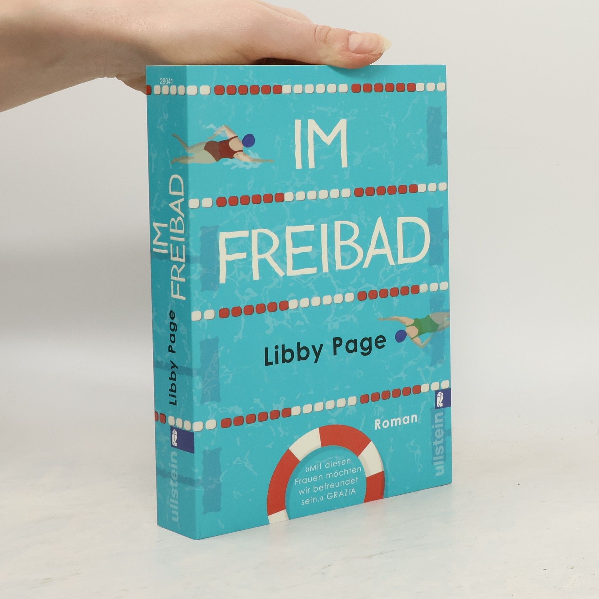 Libby Page Im Freibad