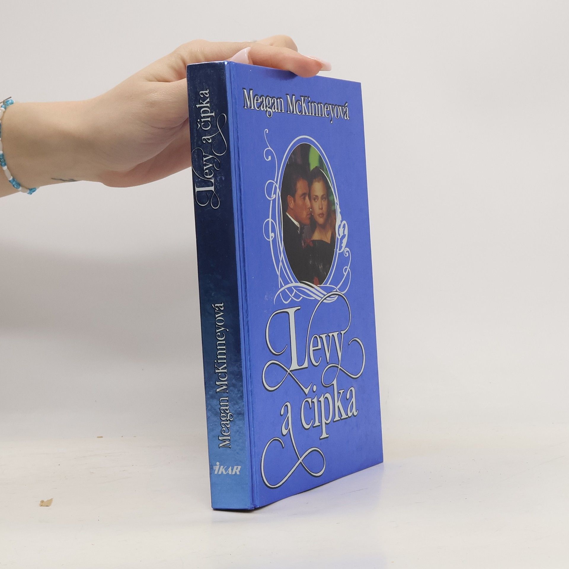 Meagan McKinney Levy a čipka