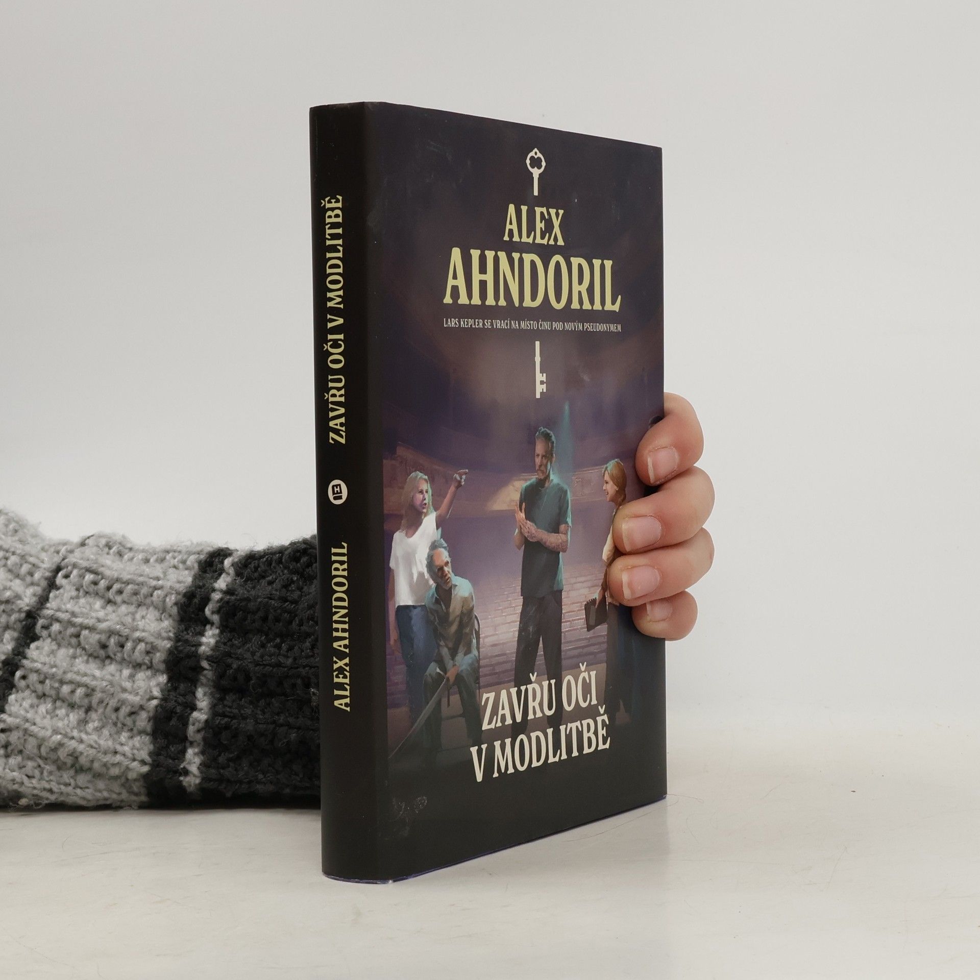 Lars Kepler Zavřu oči v modlitbě