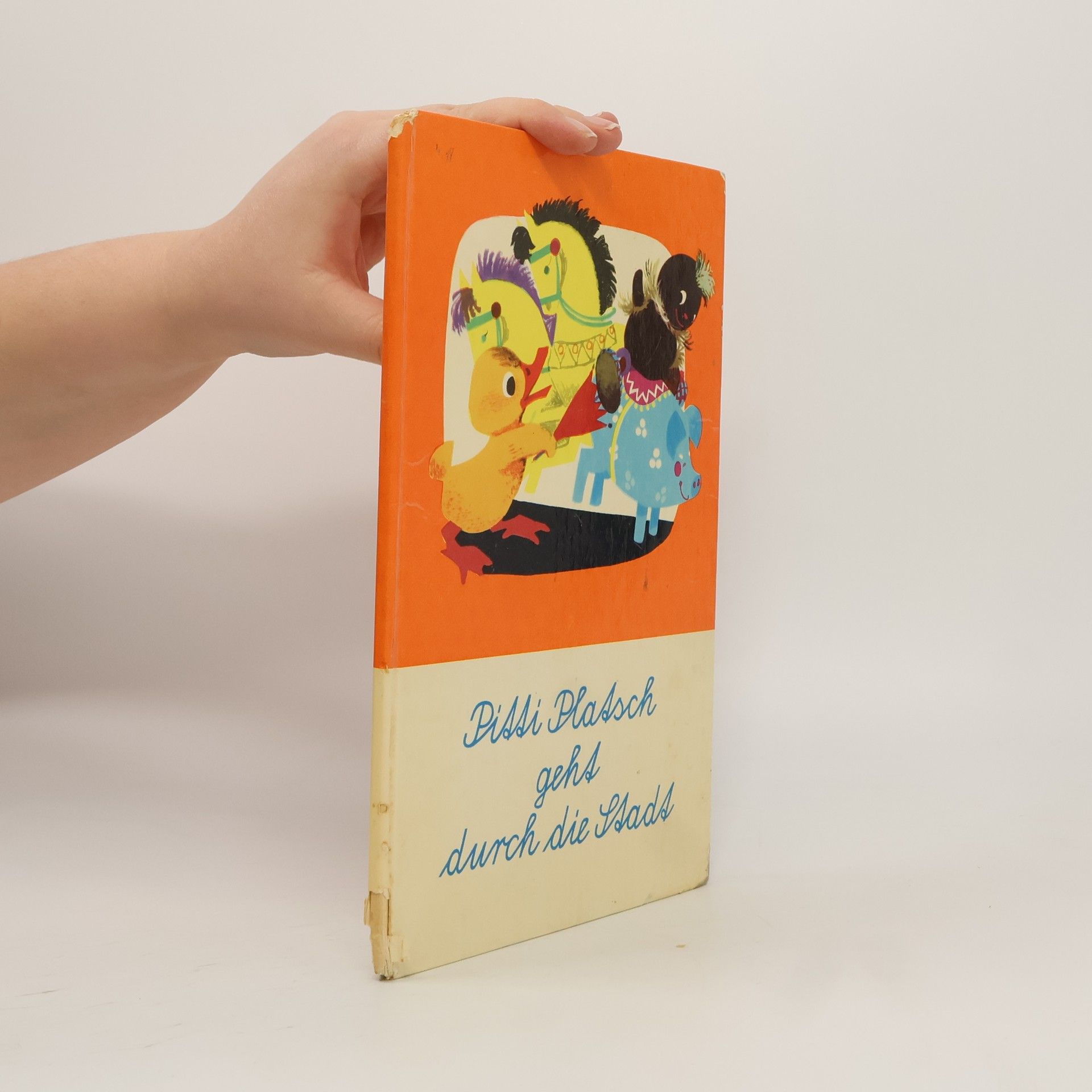 Ingeborg Feustel Pitti Platsch geht durch die Stadt