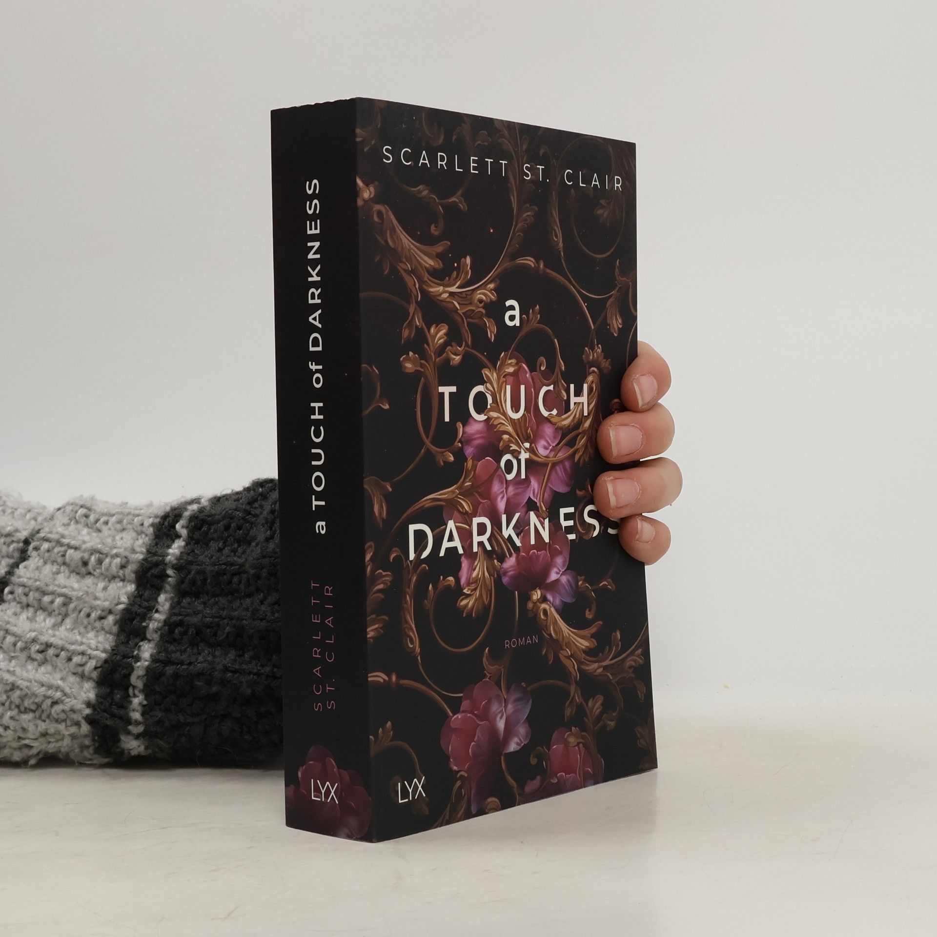 Scarlett St. Clair A Touch of Darkness