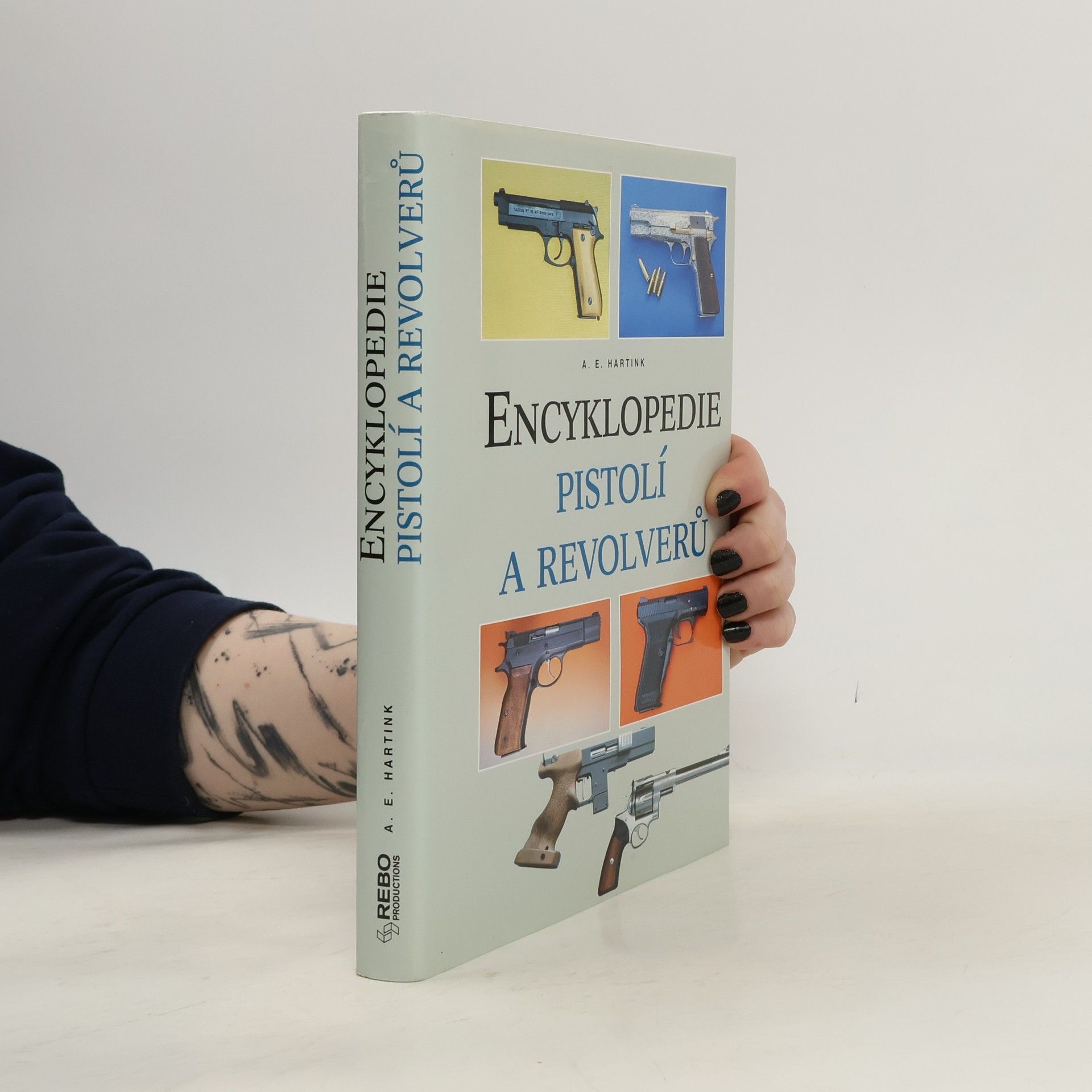 A. E. Hartink Encyklopedie pistolí a revolverů