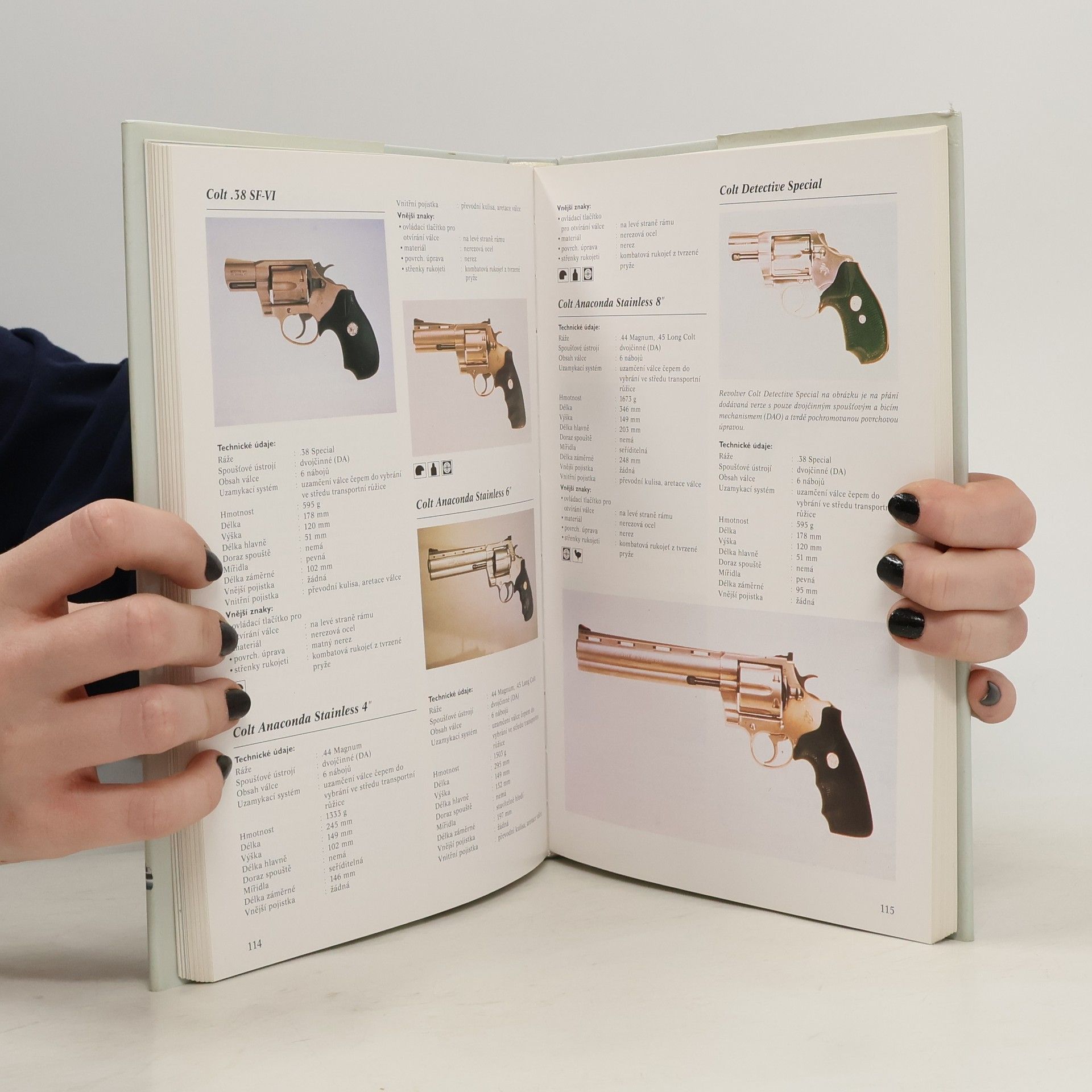 A. E. Hartink Encyklopedie pistolí a revolverů