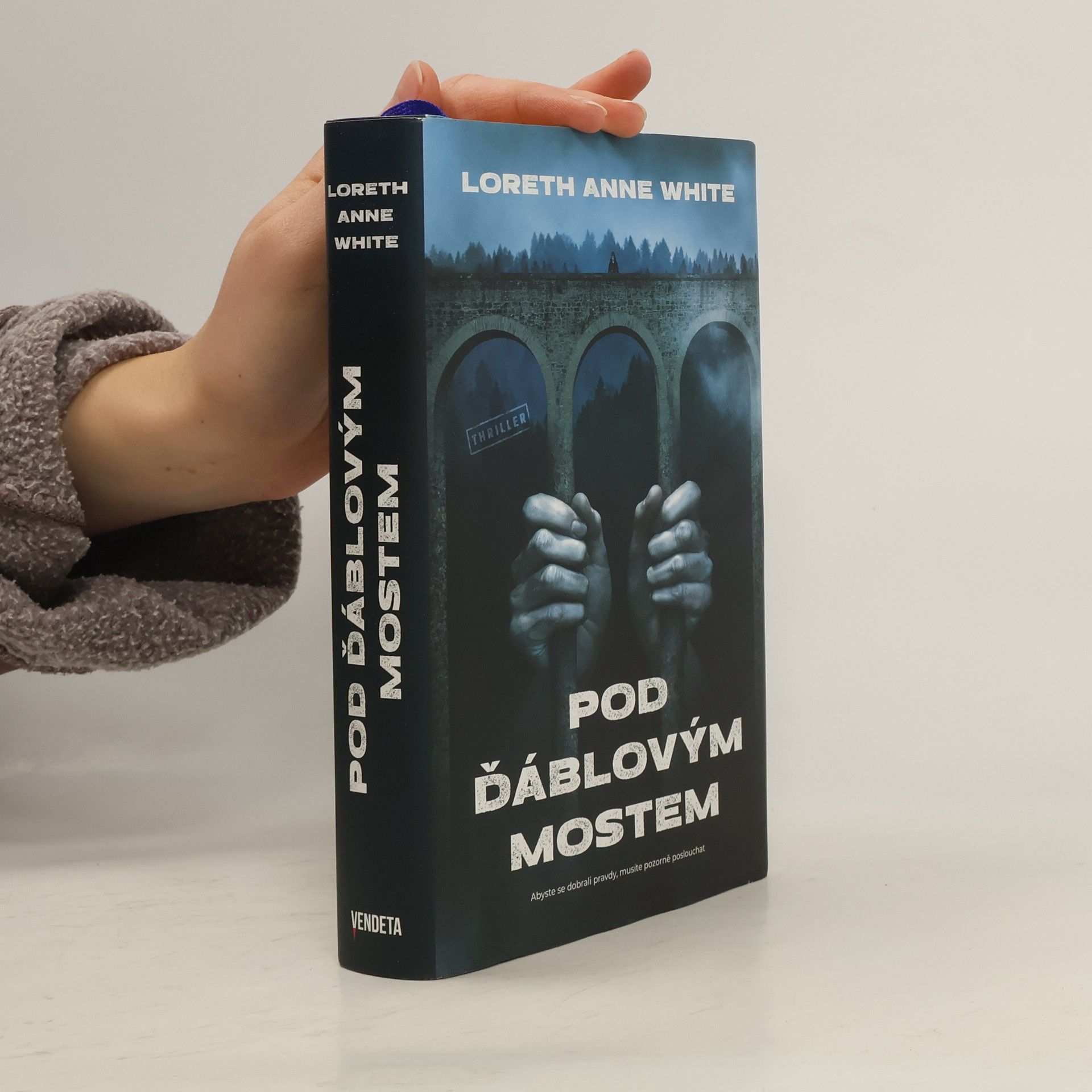 Loreth Anne White Pod ďáblovým mostem