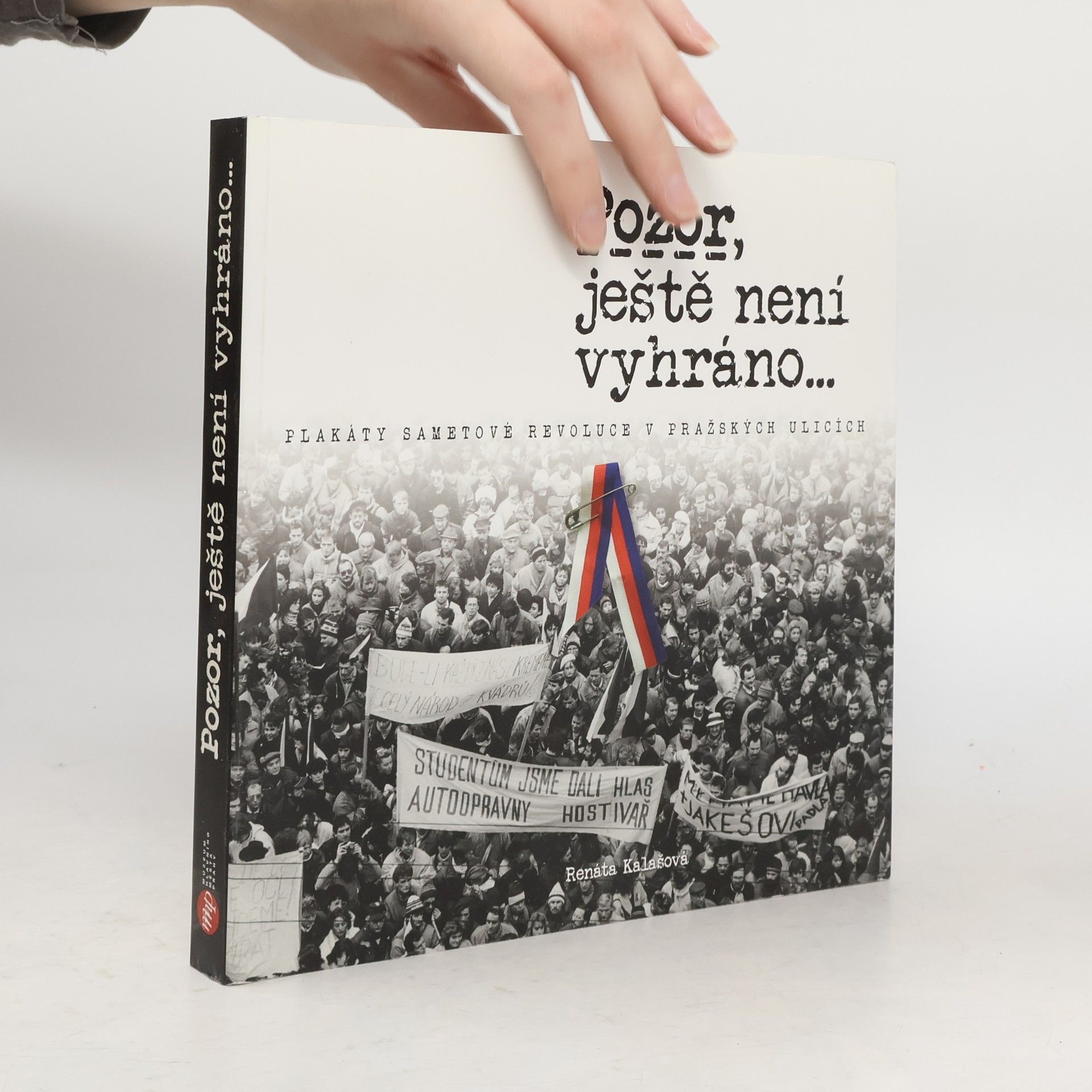 Renáta Kalašová Pozor, ještě není vyhráno... : plakáty sametové revoluce v pražských ulicích