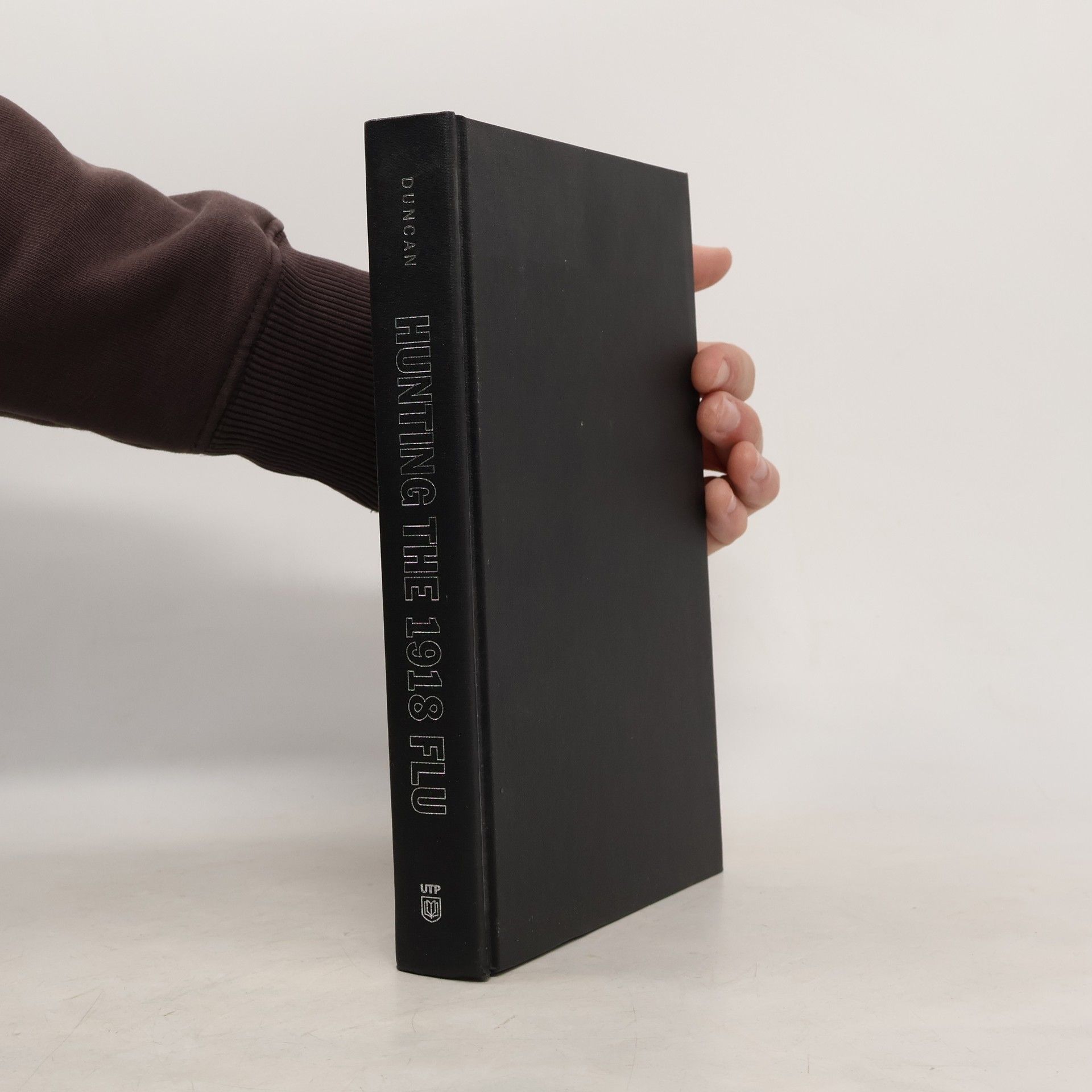 Kirsty E. Duncan Hunting the 1918 Flu