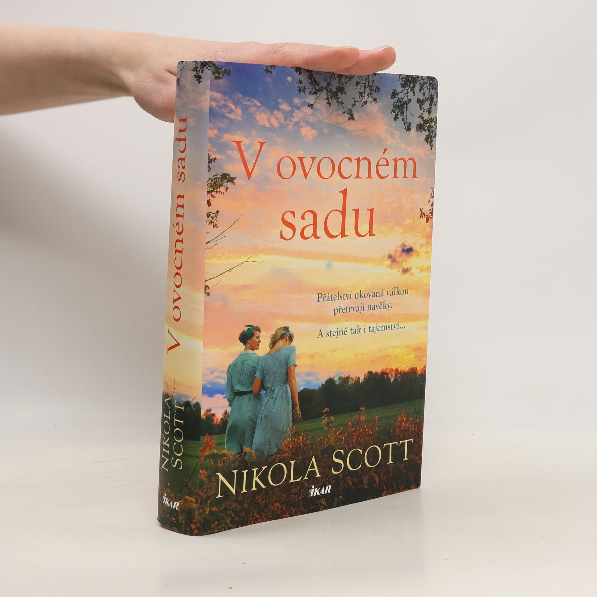 Nikola Scott V ovocném sadu