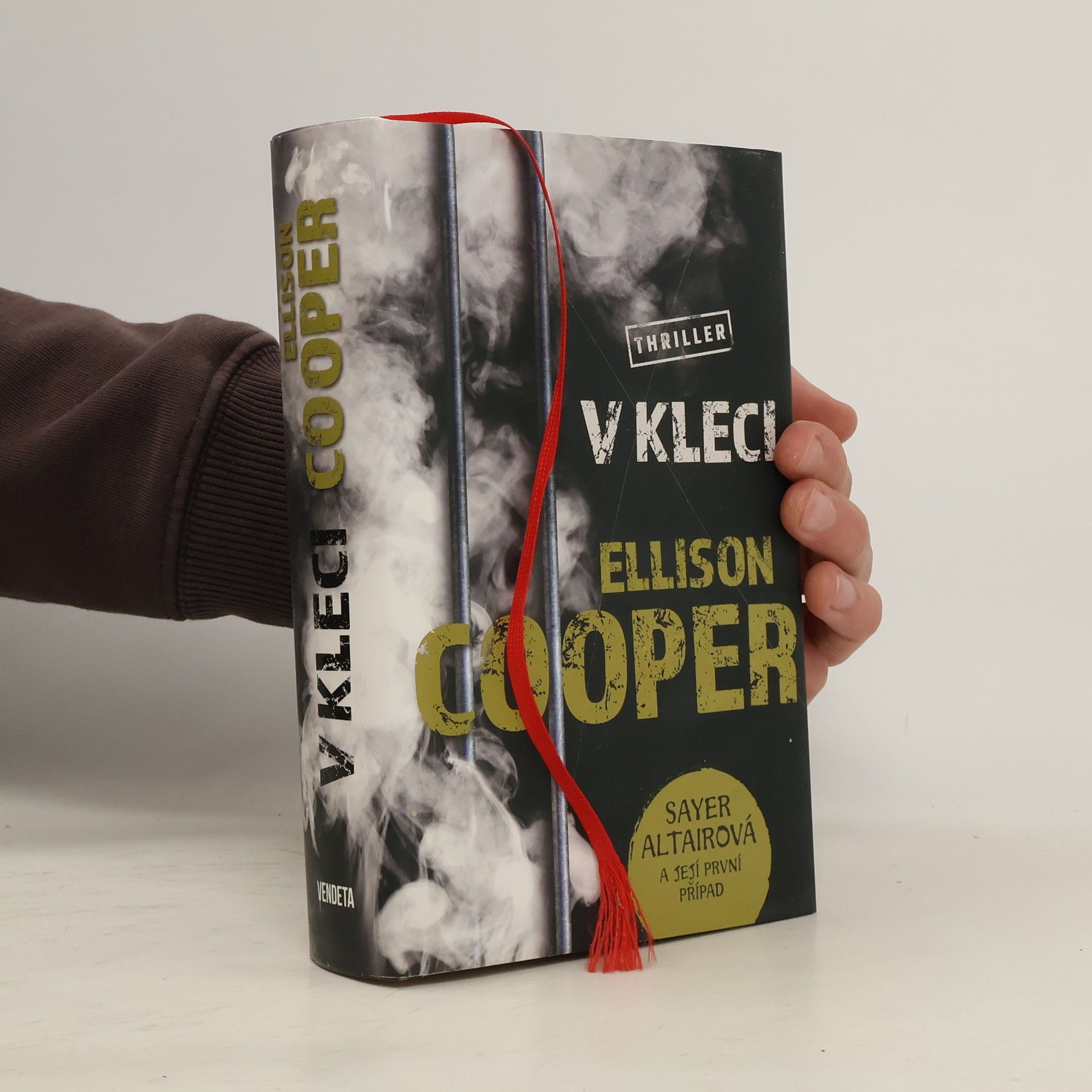Ellison Cooper V kleci