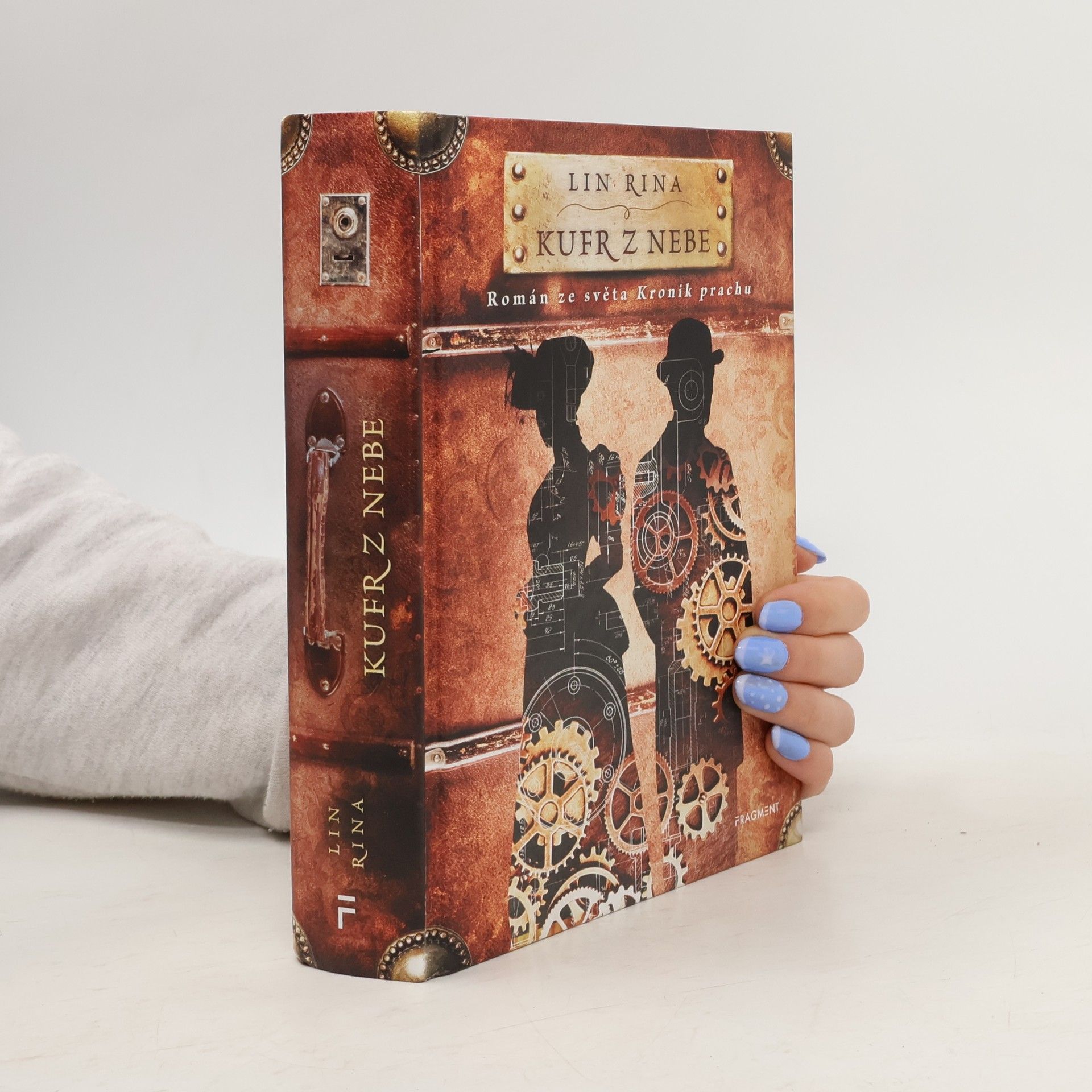 Lin Rina Kufr z nebe: román ze světa Kronik prachu