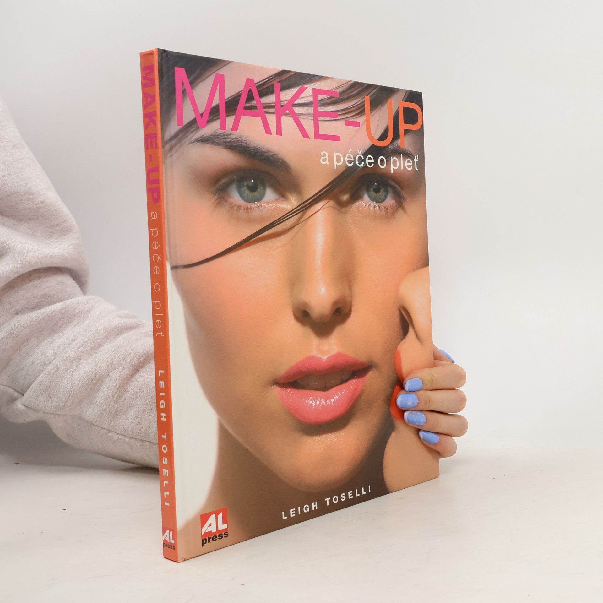 Leigh Toselli Make-up a péče o pleť