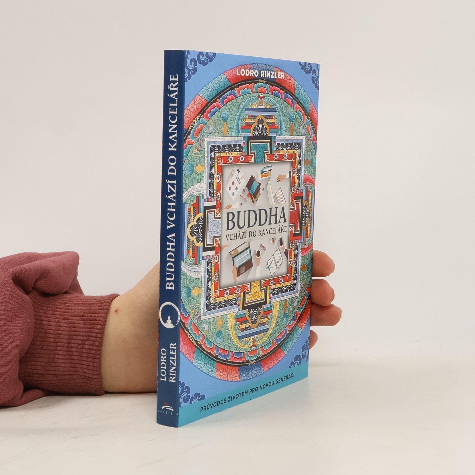 Buddha vchází do kanceláře
