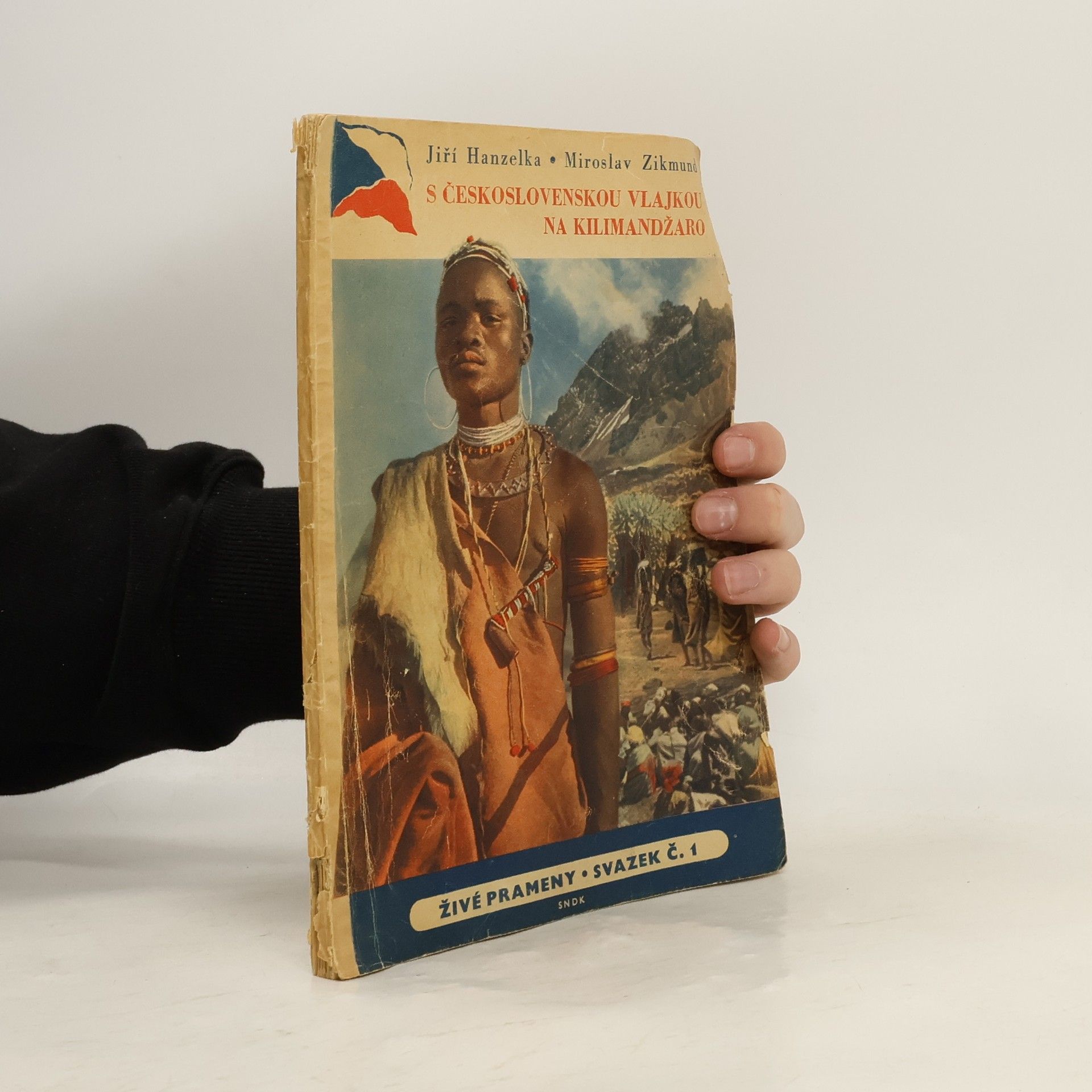 Jiří Hanzelka S československou vlajkou na Kilimandžaro