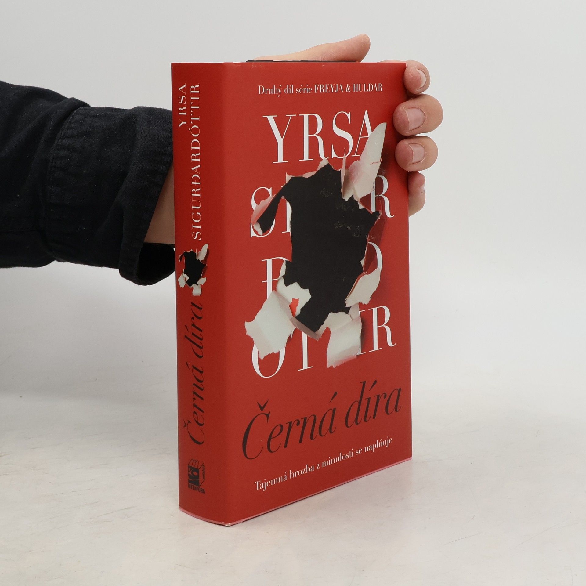 Yrsa Sigurðardóttir Černá díra