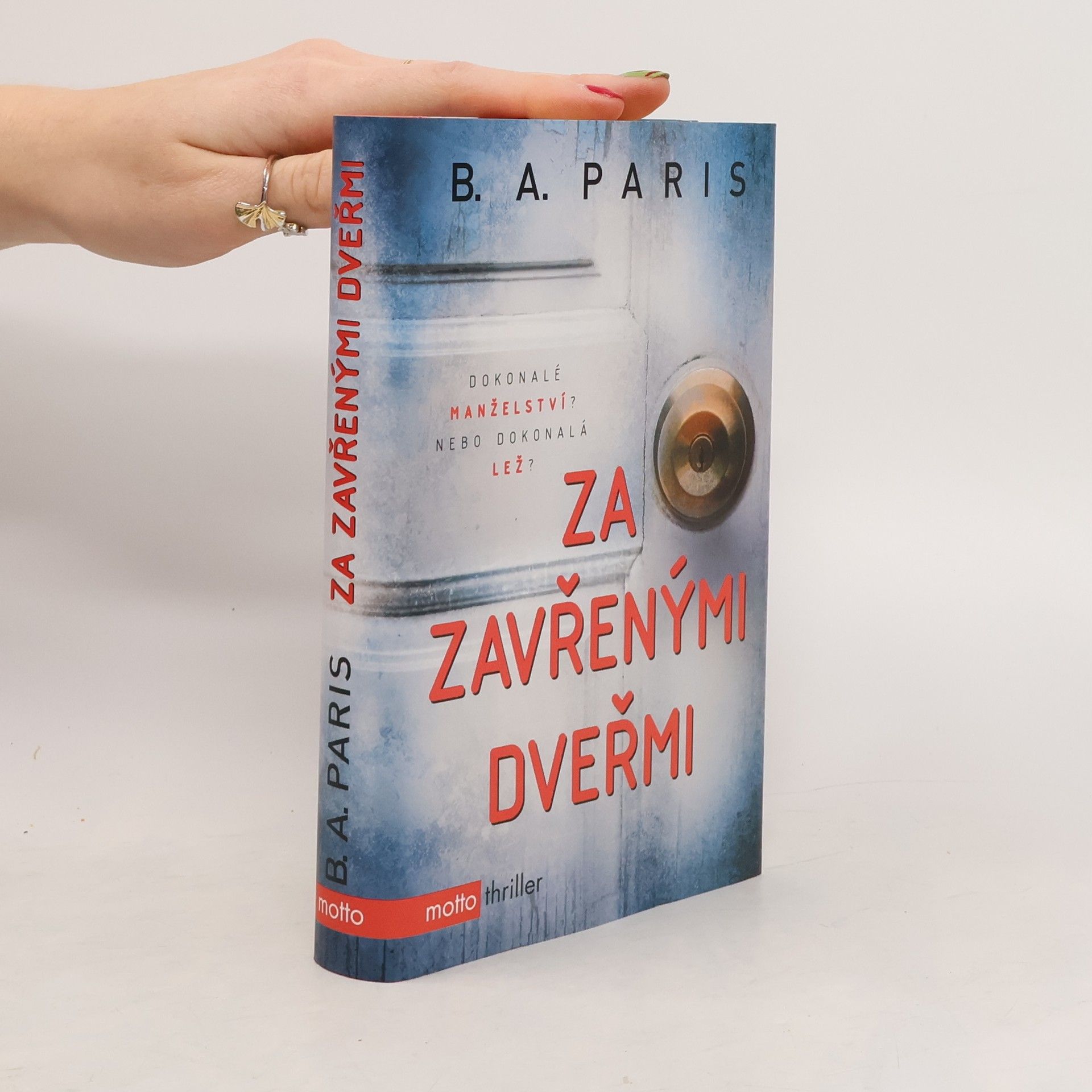 B.A. Paris Za zavřenými dveřmi