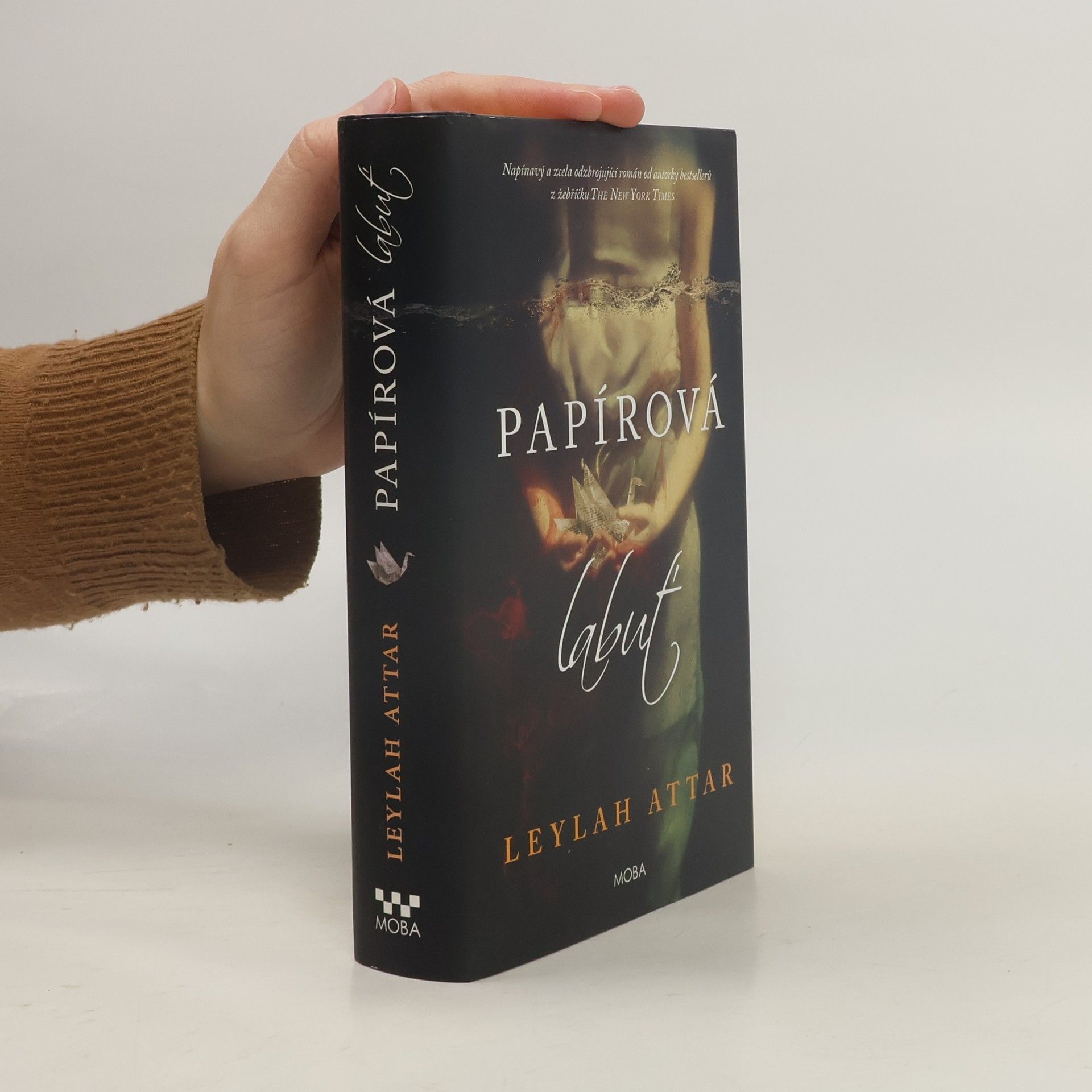 Leylah Attar Papírová labuť