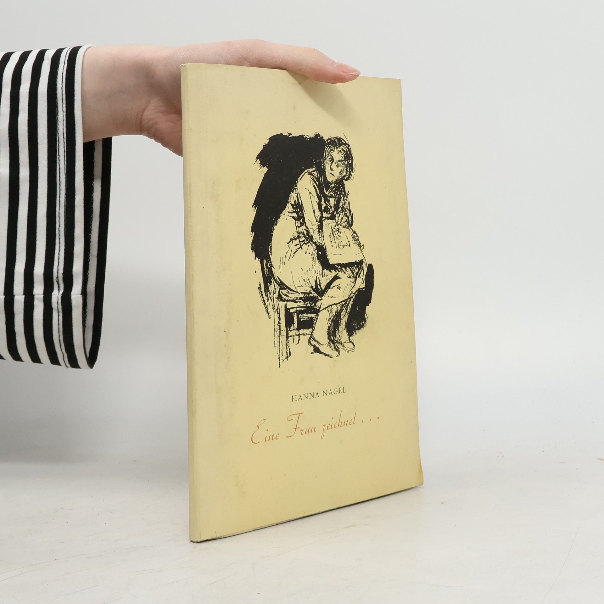 Eine Frau zeichnet...