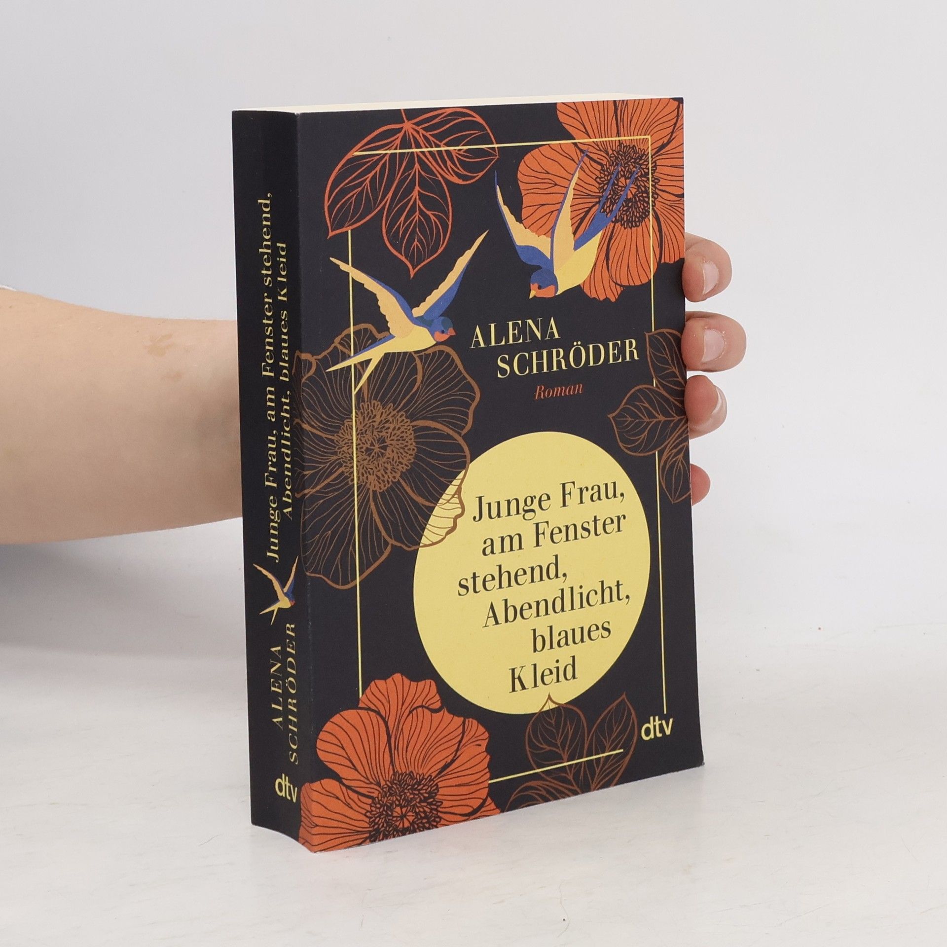 Alena Schröder Junge Frau, am Fenster, stehend, Abendlicht, blaues Kleid