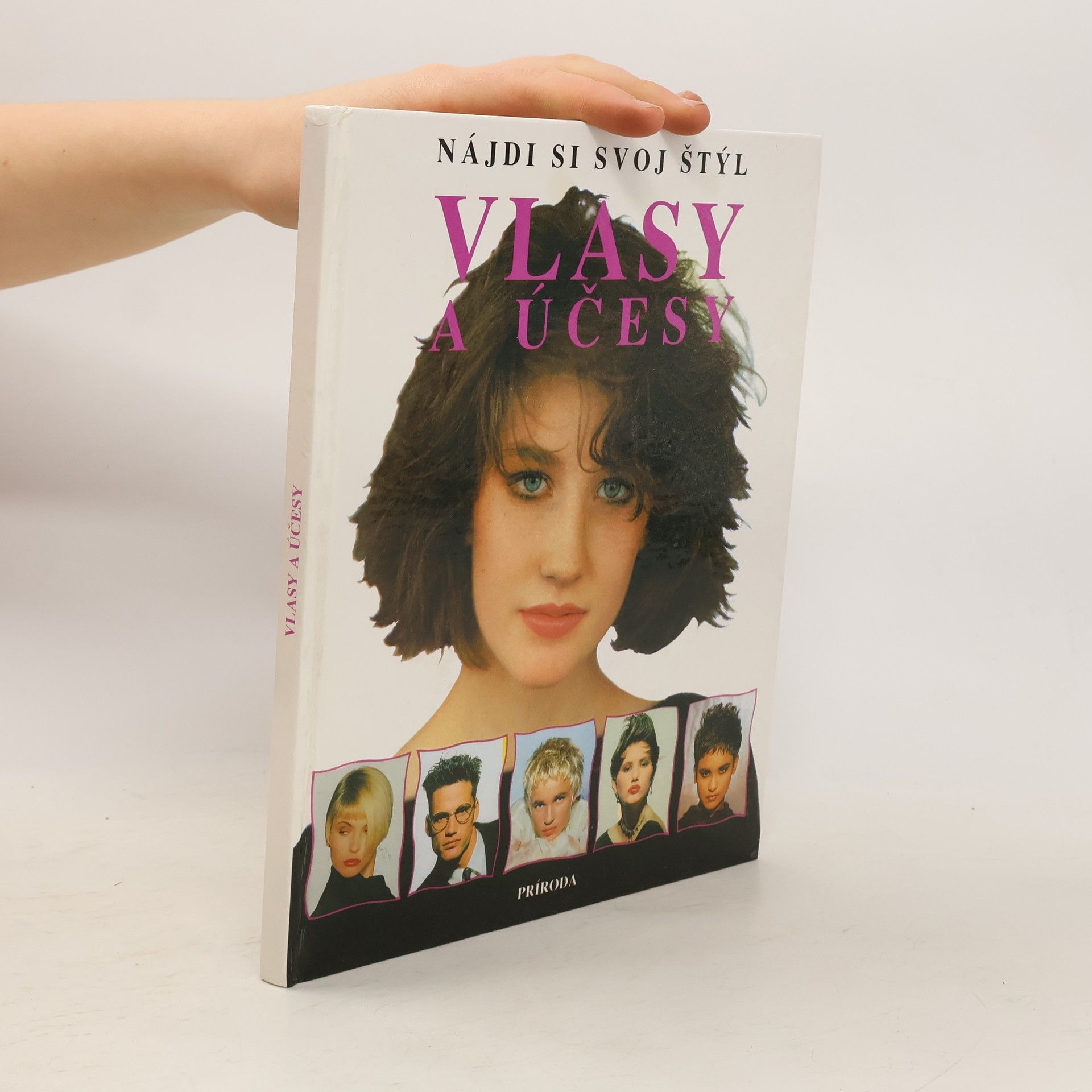 Paula Wood Vlasy a účesy