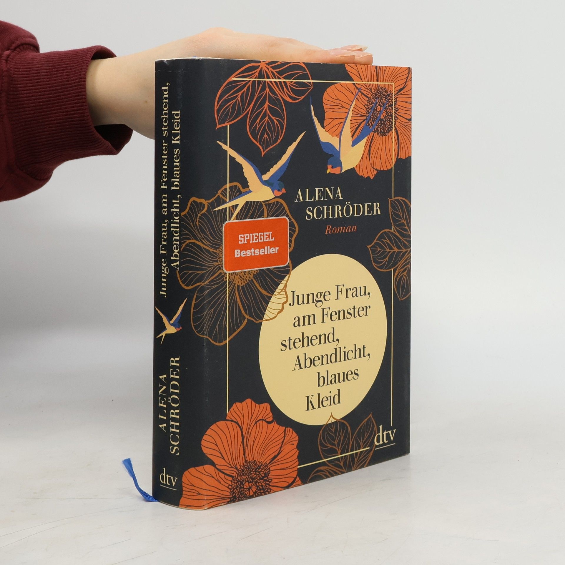 Alena Schröder Junge Frau, am Fenster stehend, Abendlicht, blaues Kleid