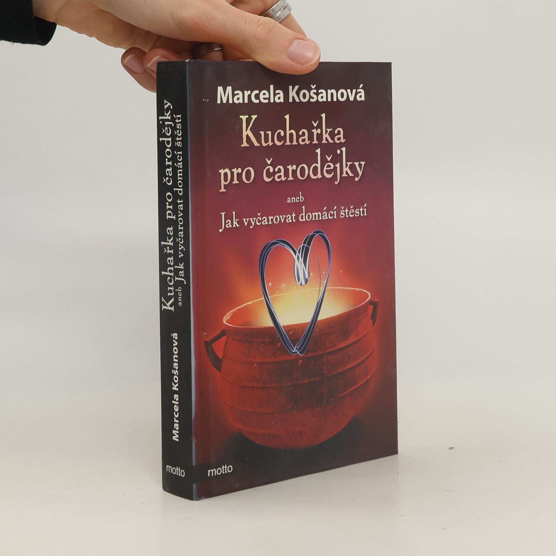 Marcela Košanová Kuchařka pro čarodějky, aneb, Jak vyčarovat domácí štěstí