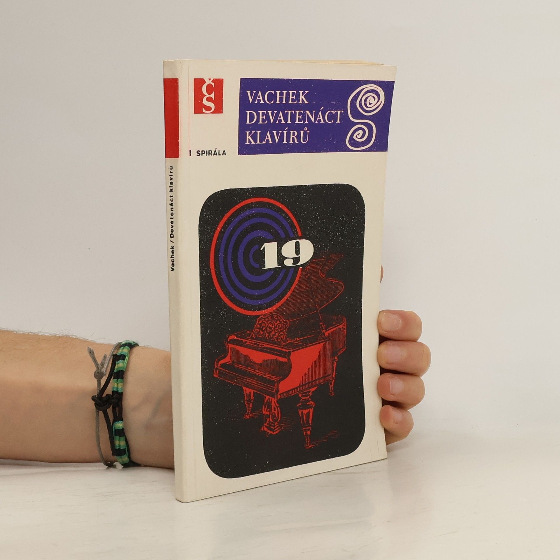 Devatenáct klavírů