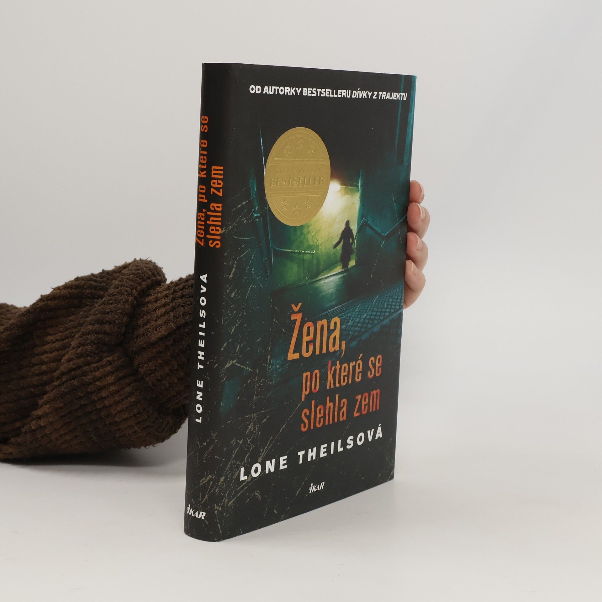 Lone Theils Žena, po které se slehla zem