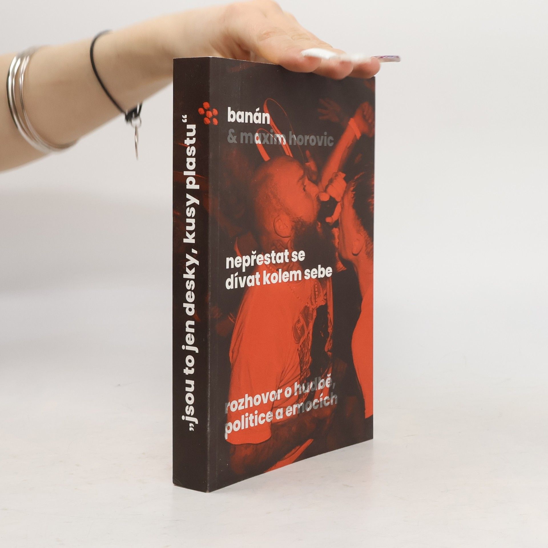 Banán Nepřestat se dívat kolem sebe : rozhovor o hudbě, politice a emocích