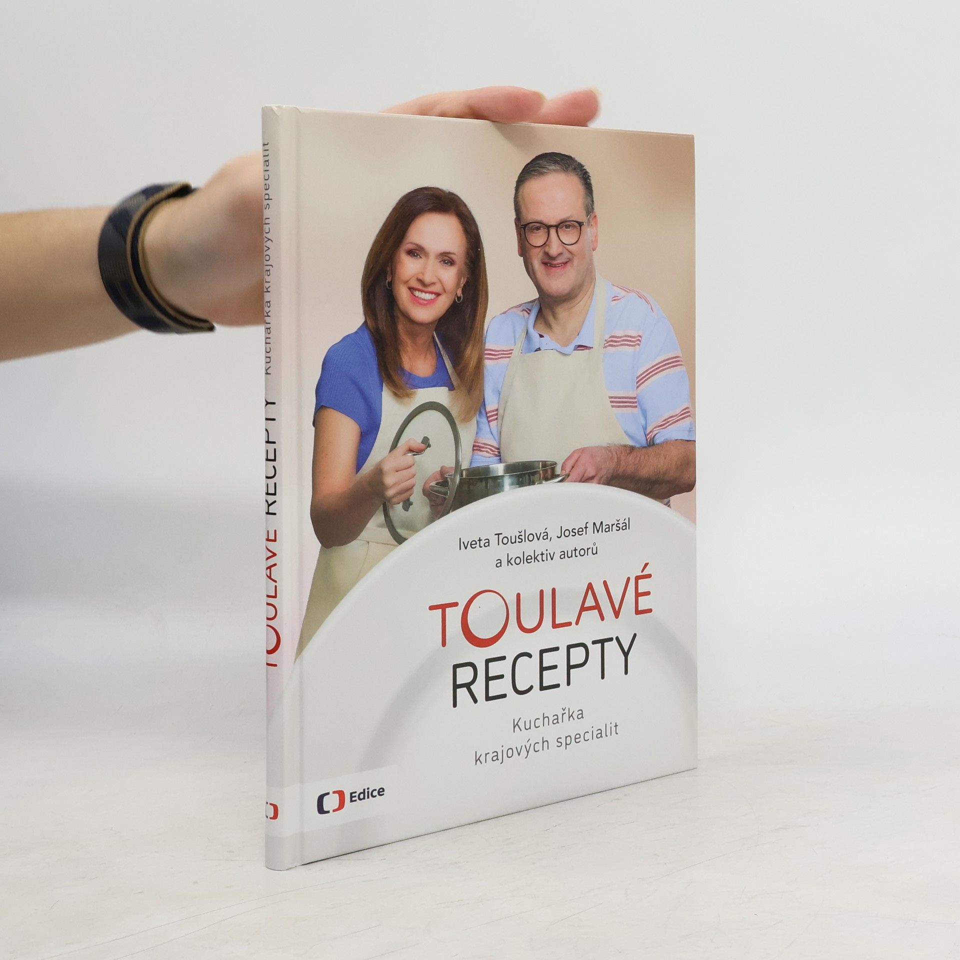 Iveta Toušlová Toulavé recepty : kuchařka krajových specialit