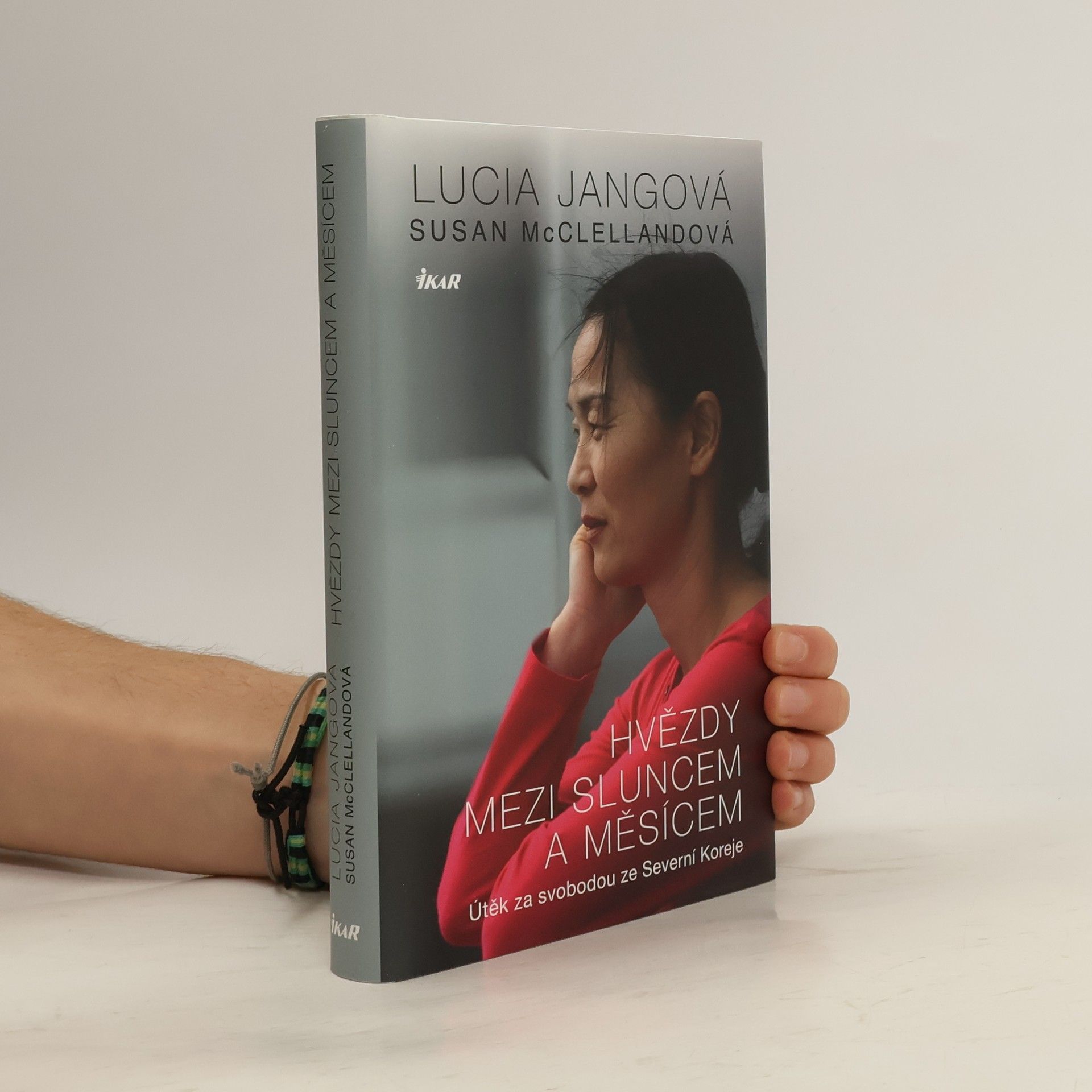 Lucia Jang Hvězdy mezi sluncem a měsícem : útěk za svobodou ze Severní Koreje