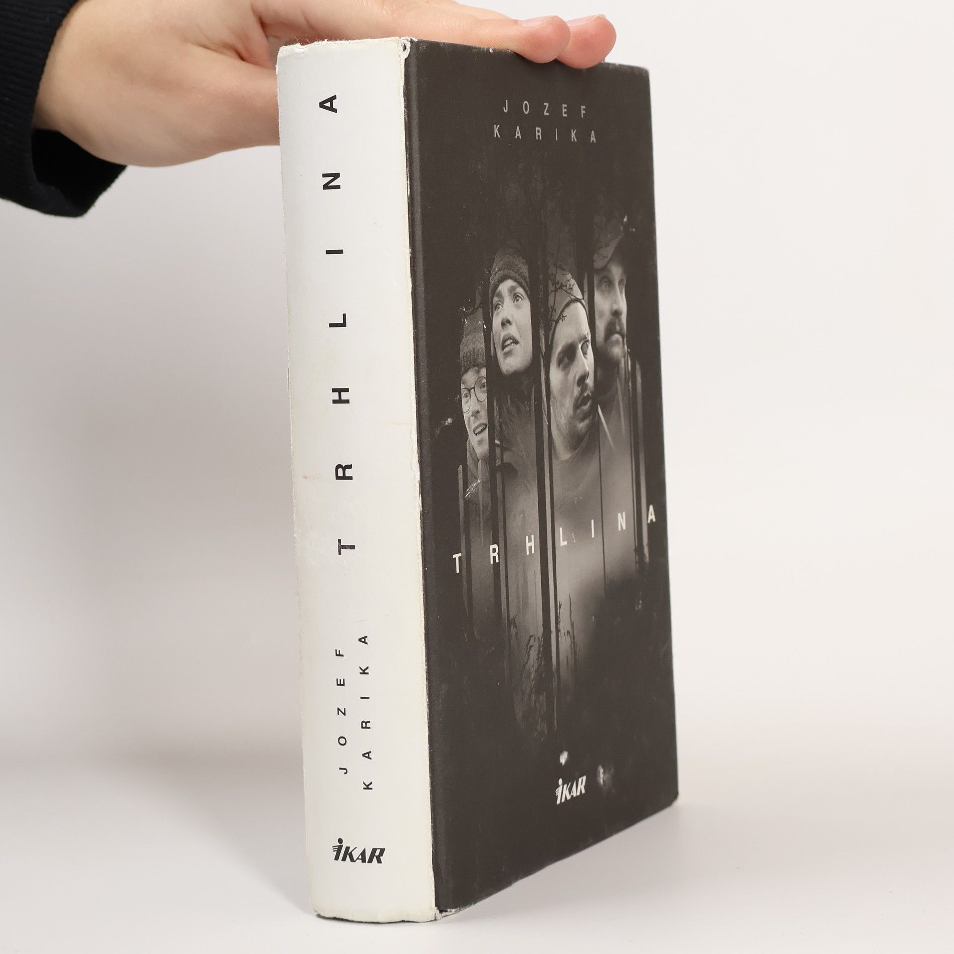 Jozef Karika Trhlina