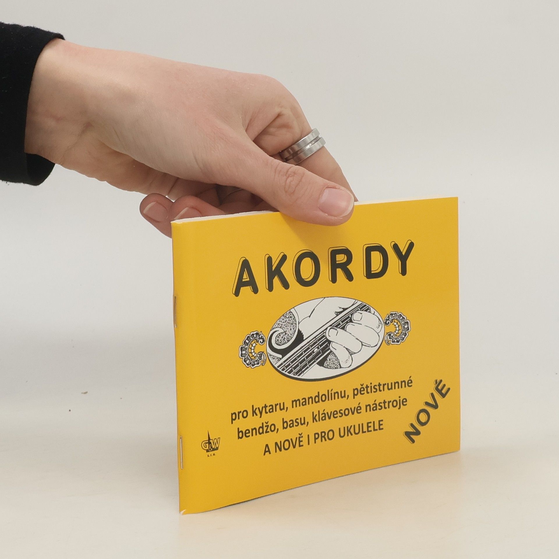 Kolektiv autorů Akordy pro kytaru, mandolínu, pětistrunné bendžo, basu, klávesové nástroje, nově i pro ukulele (nové)