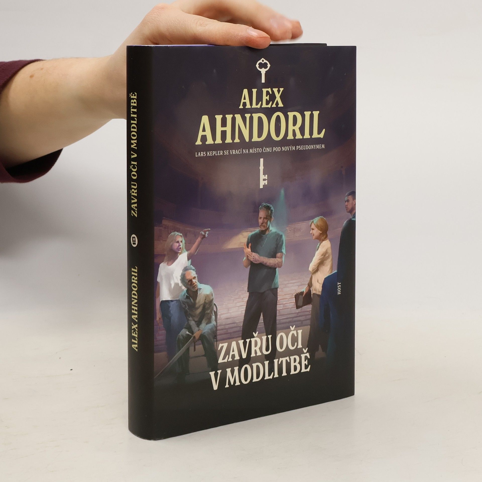 Lars Kepler Zavřu oči v modlitbě