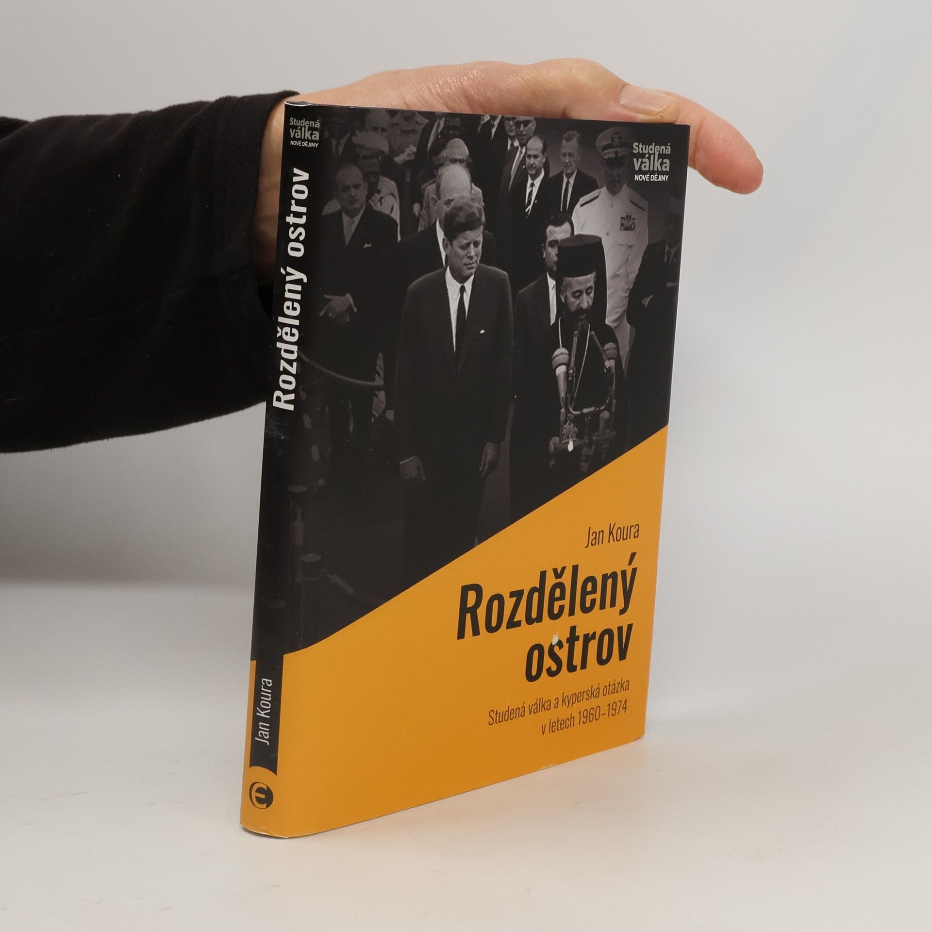 Jan Koura Rozdělený ostrov, Studená válka a kyperská otázka v letech 1960-1974
