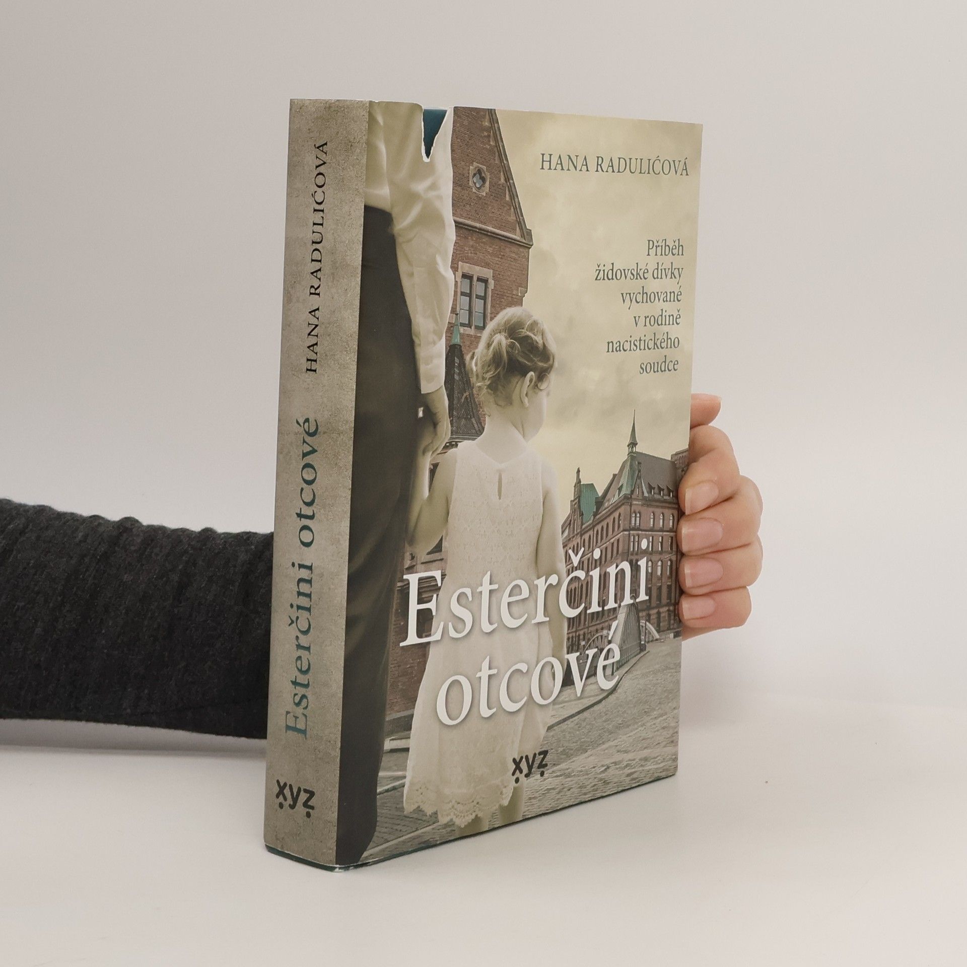 Hana Radulić Esterčini otcové : příběh židovské dívky vychované v rodině nacistického soudce