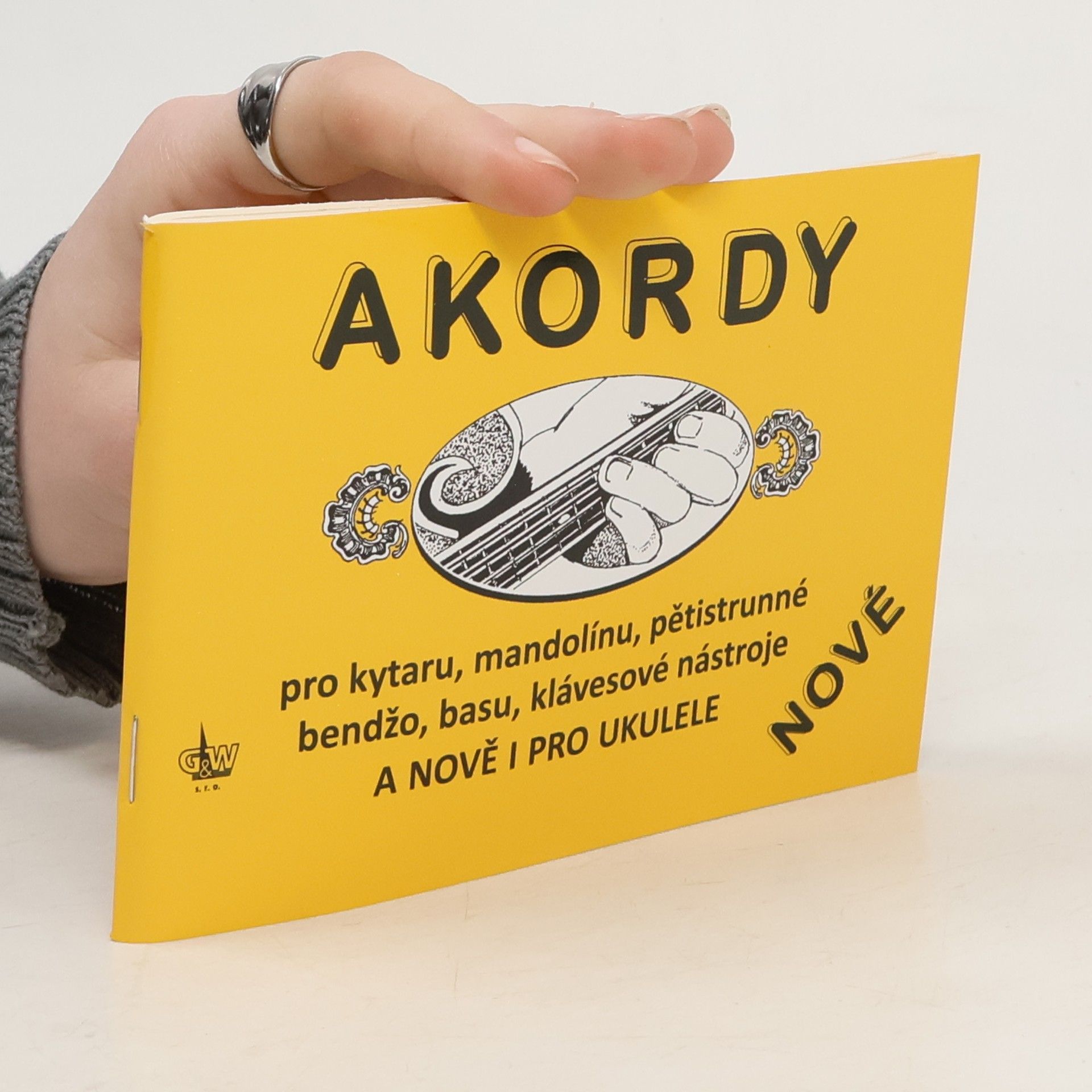 Kolektiv autorů Akordy pro kytaru, mandolínu, pětistrunné bendžo, basu, klávesové nástroje a nově i pro ukulele