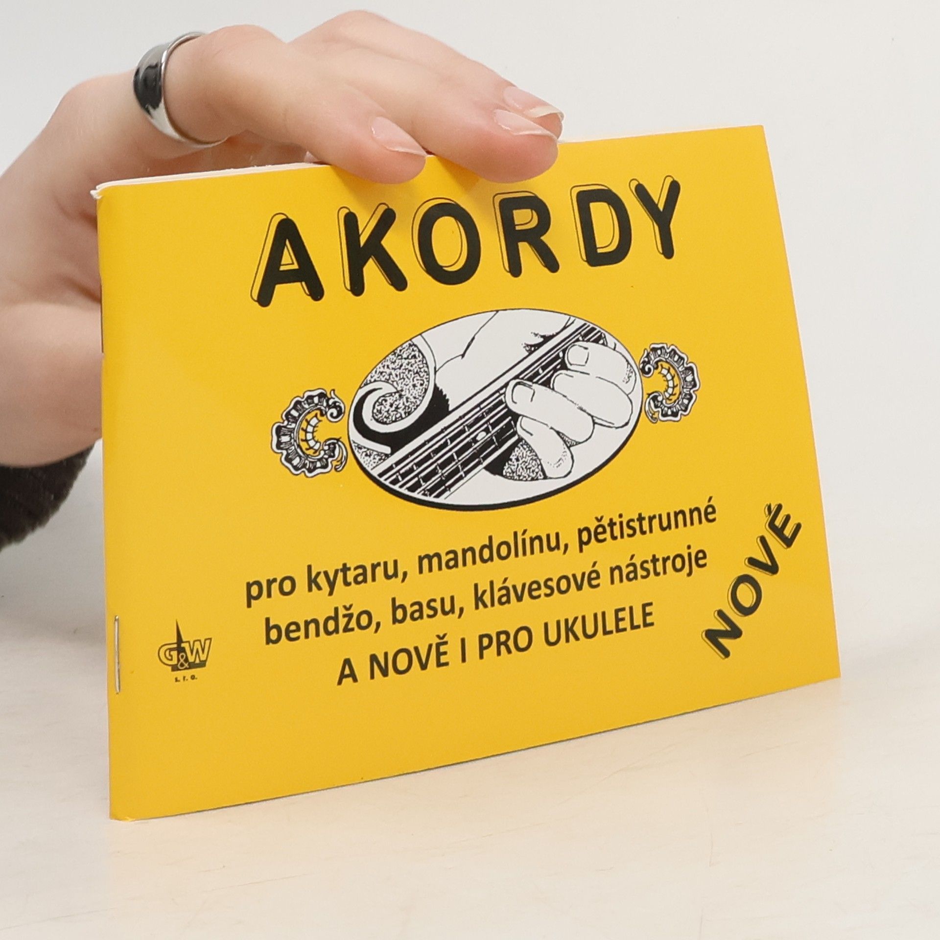 Kolektiv autorů Akordy pro kytaru, mandolínu, pětistrunné bendžo, basu, klávesové nástroje, nově i pro ukulele (nové)